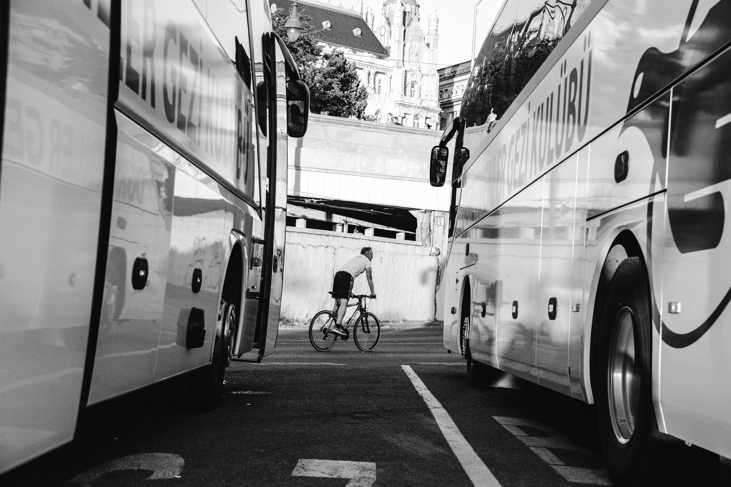 STREET PHOTOGRAPHY. Photographer in Budapest  — Yura Knyazev