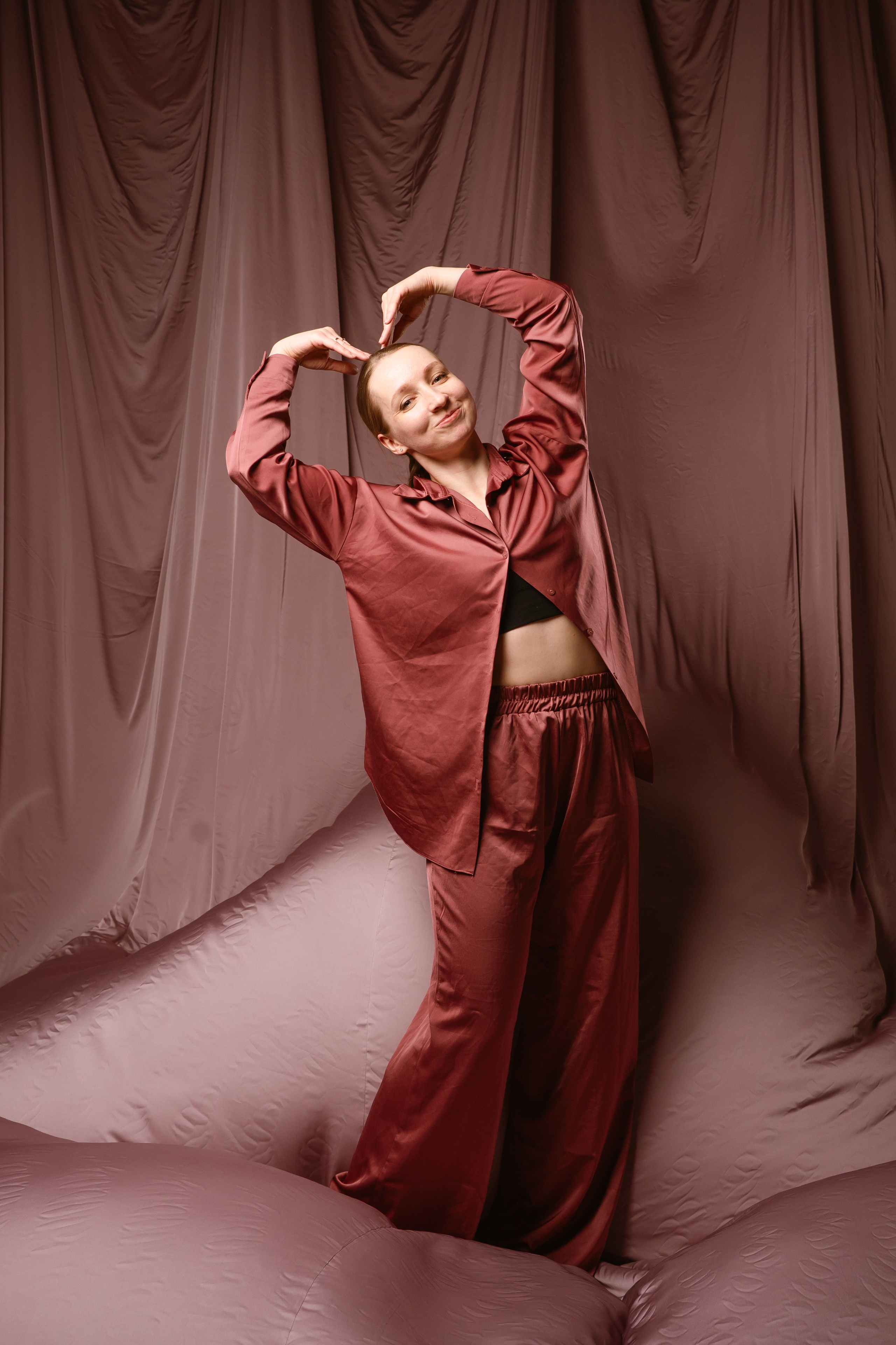 Фотосессия Акройогов с развевающейся тканью. Фотограф в Томске Григорий Шаповалов