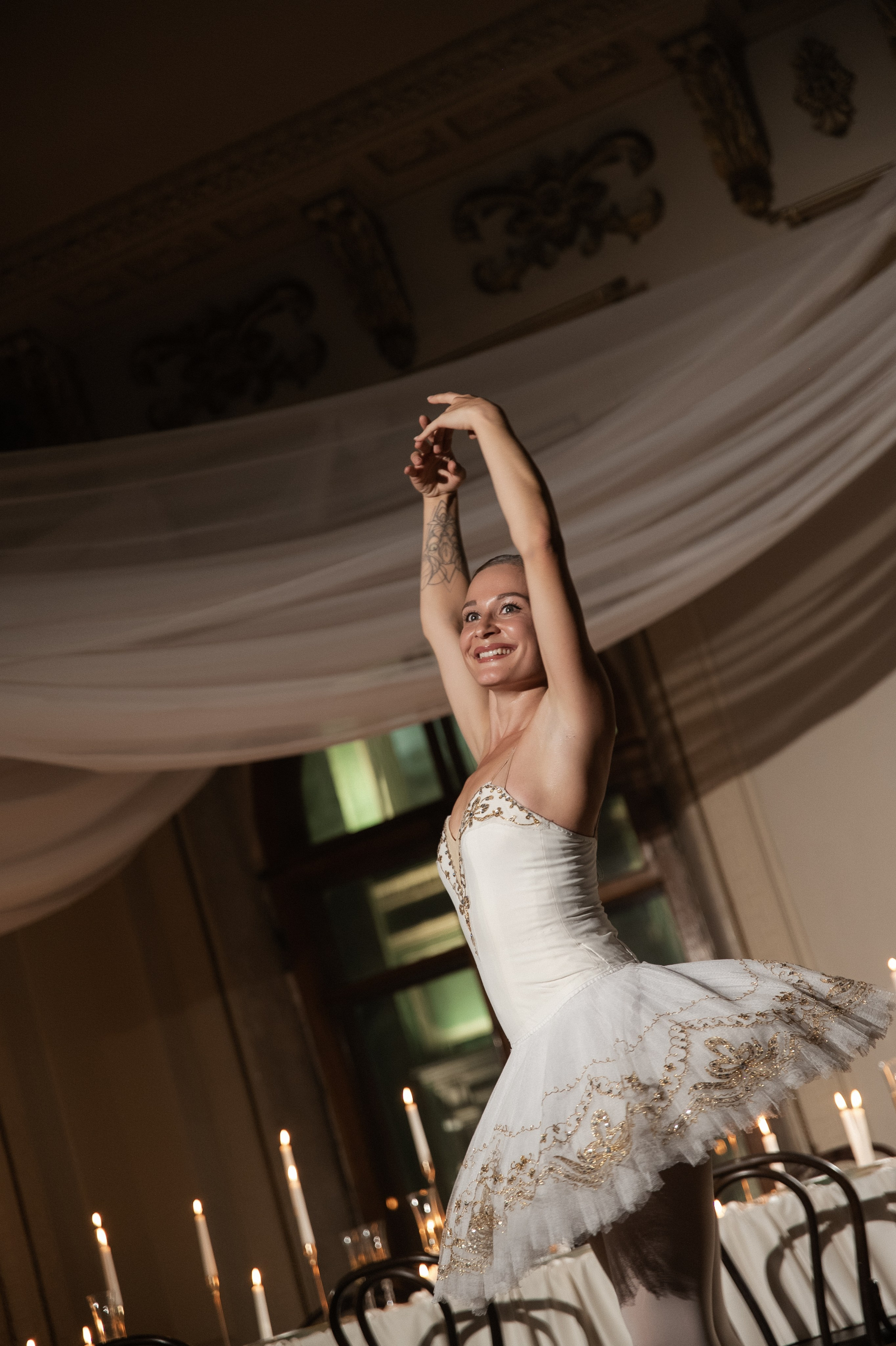 Камерный свадебный ужин при свечах в старинном особняке в фотостудии 21. Kult. Ярослава Ерина — свадебный фотограф в Москве