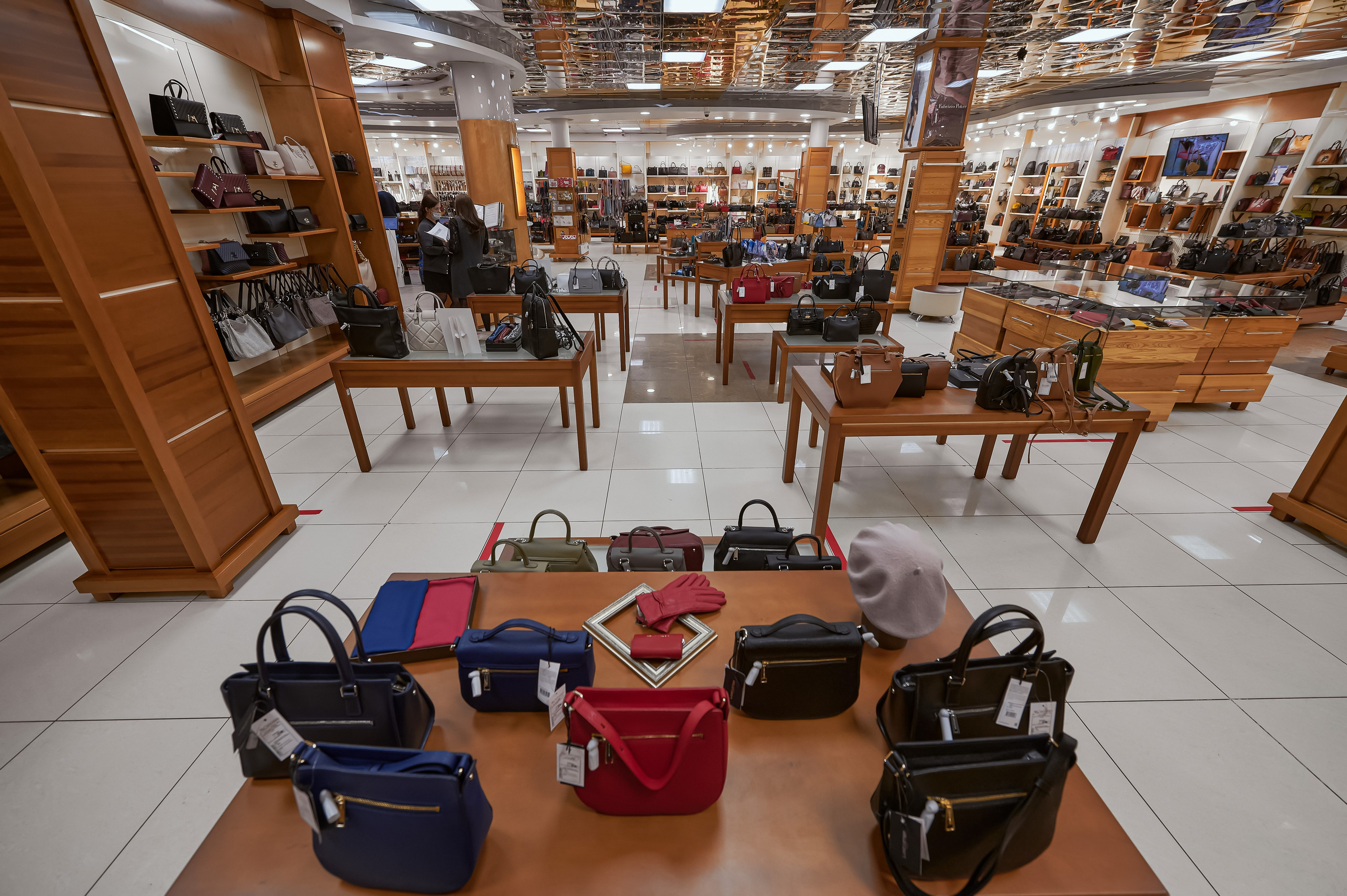 Портфолио по интерьерной и экстерьерной фотосъёмки: Мир Сумок — Правый берег. Фотограф Яковлев Роман — Красноярск