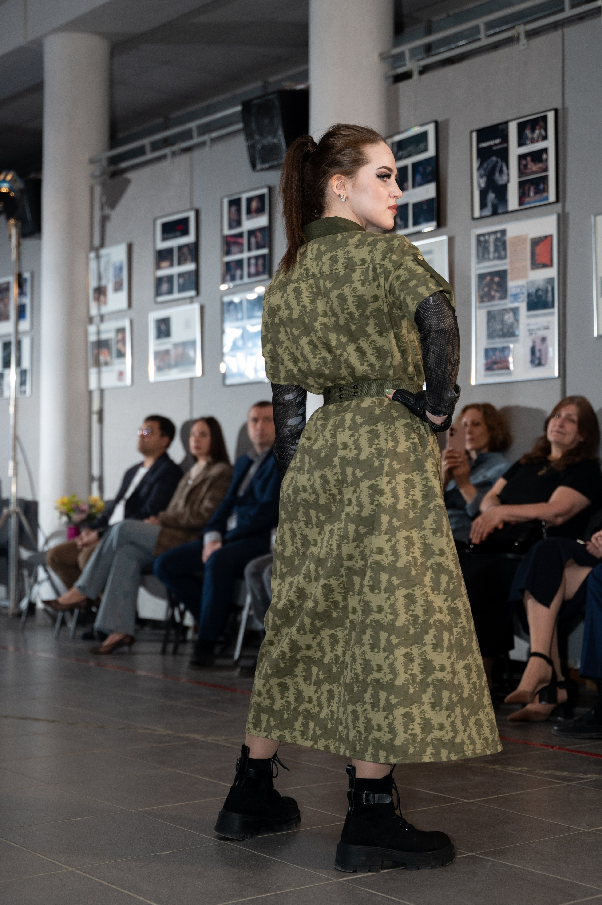 Закрытый показ милитари «Своя трансформация» дизайнера Юлии Бойченко | 24.04.2025. Фотограф в Омске Елизавета Кириллова