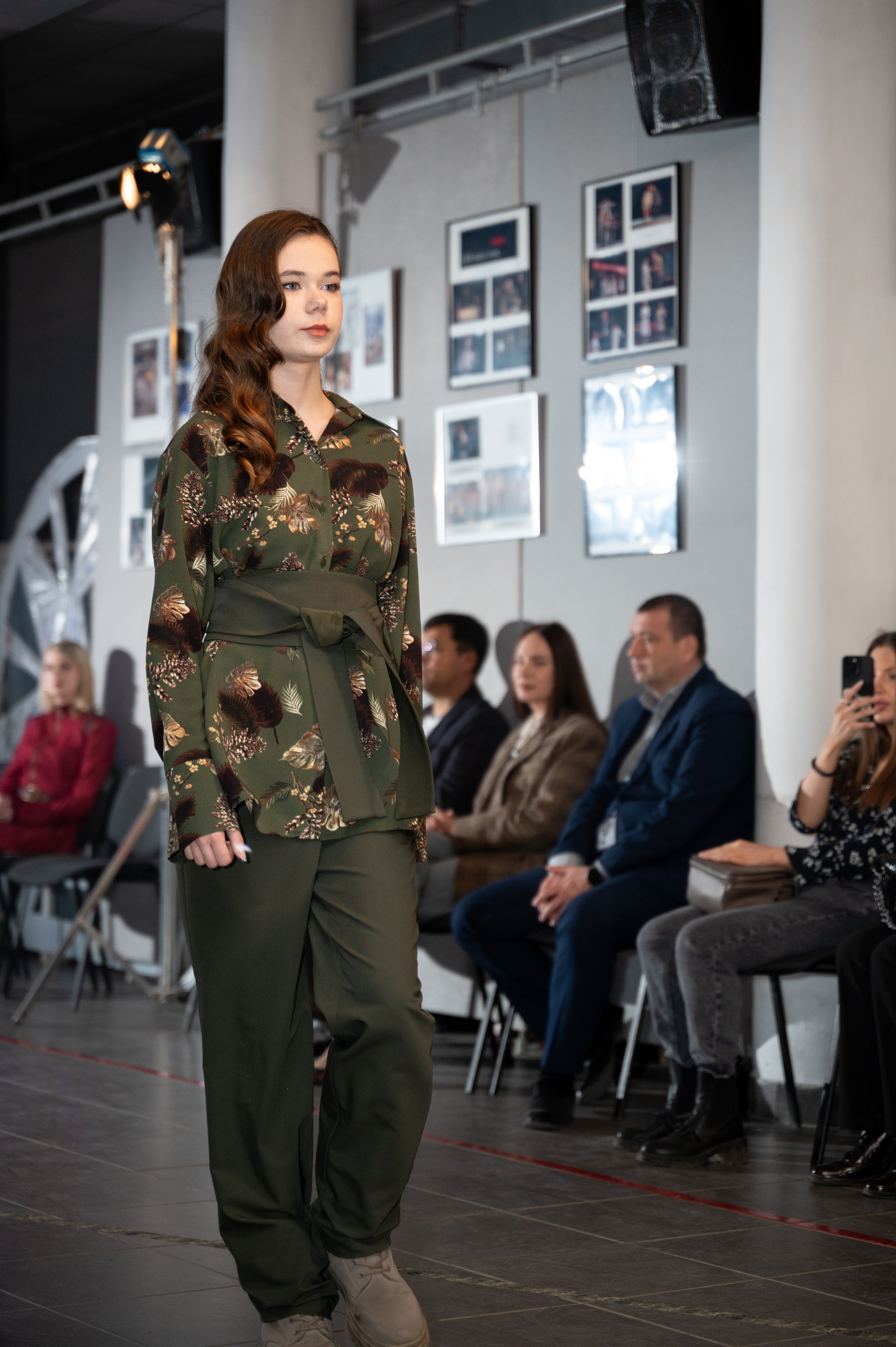 Закрытый показ милитари «Своя трансформация» дизайнера Юлии Бойченко | 24.04.2025. Фотограф в Омске Елизавета Кириллова