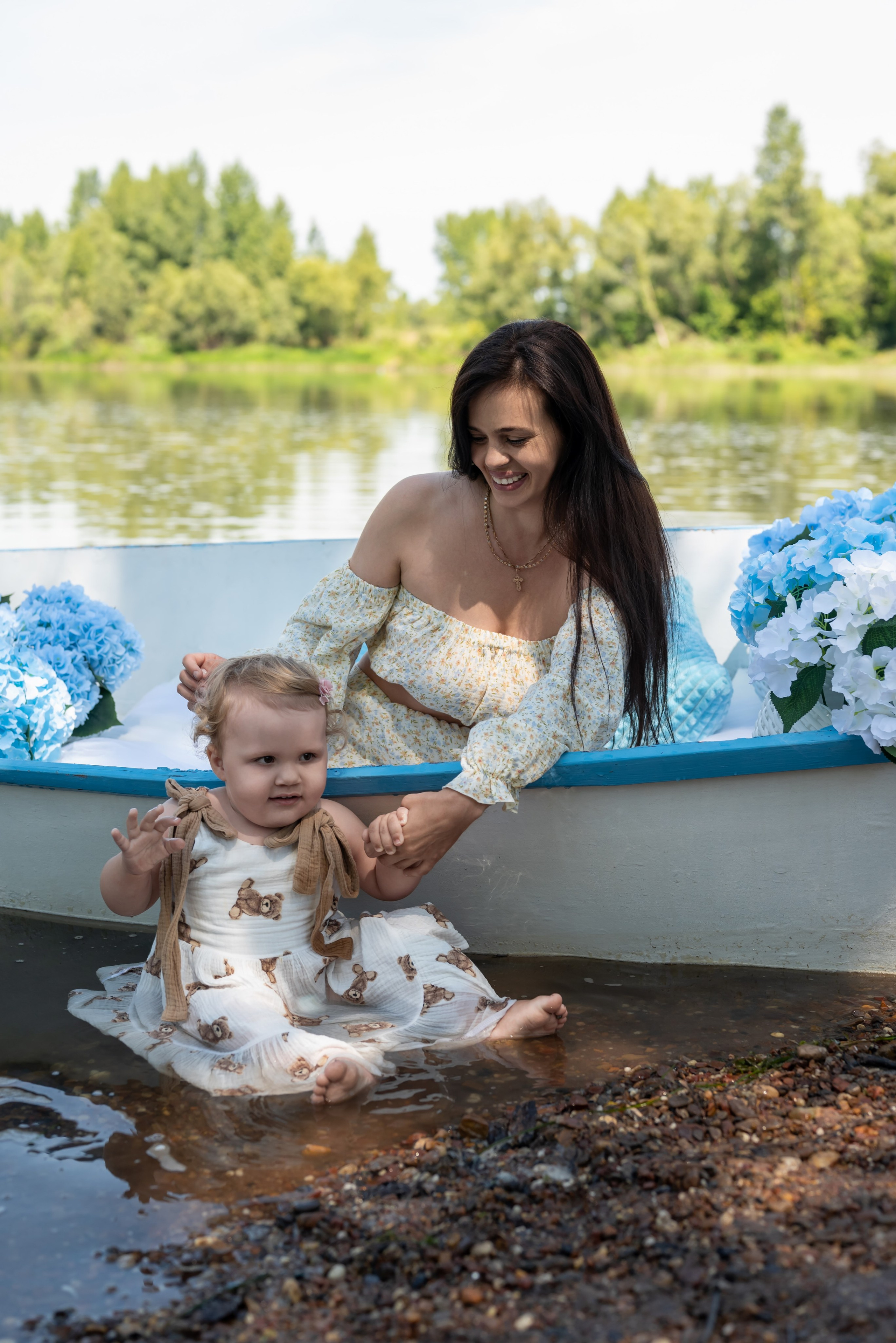 Фотопроект на лодке с голубыми гортензиями. Фотограф в городе Салават