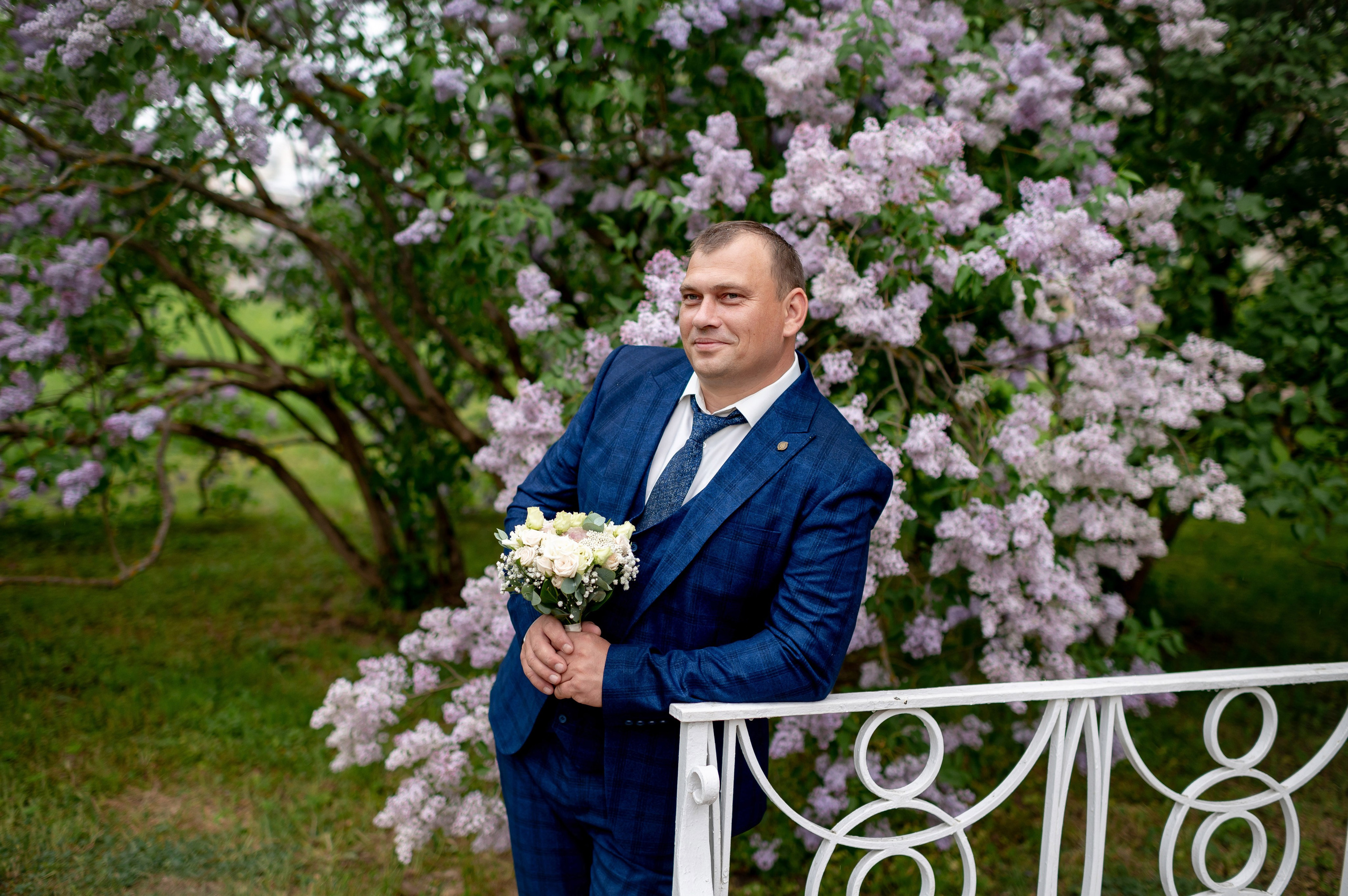 Евгения (фотосессия с малиновым chevrolet camaro, в сирени в Пушкине в Екатерининском парке). Портретный, семейный и свадебный фотограф в Санкт-Петербурге и в Пушкине Ширяев Денис