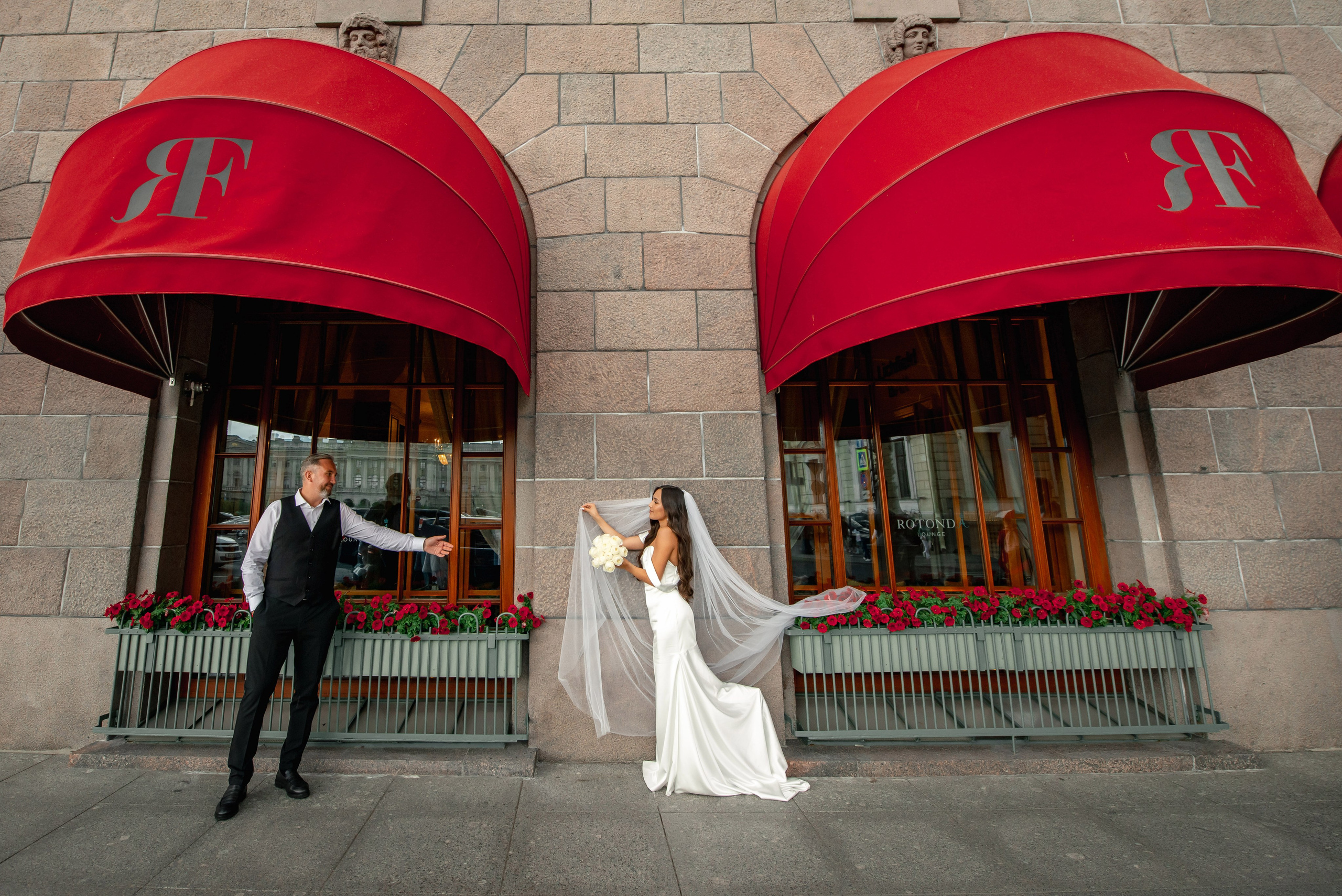 Классическая свадебная фотосессия Аины и Антона по самым красивым местам для свадебной прогулки в Санкт-Петербурге. Портретный, семейный и свадебный фотограф в Санкт-Петербурге и в Пушкине Ширяев Денис