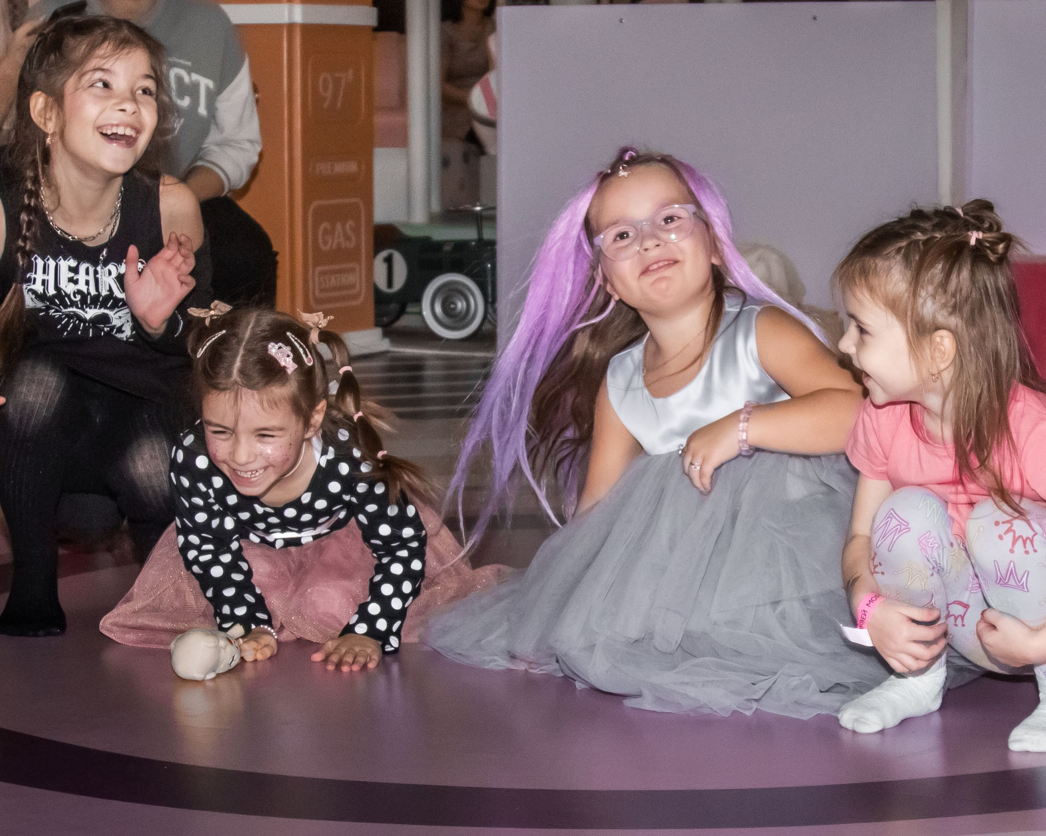 дети играют в детском центре