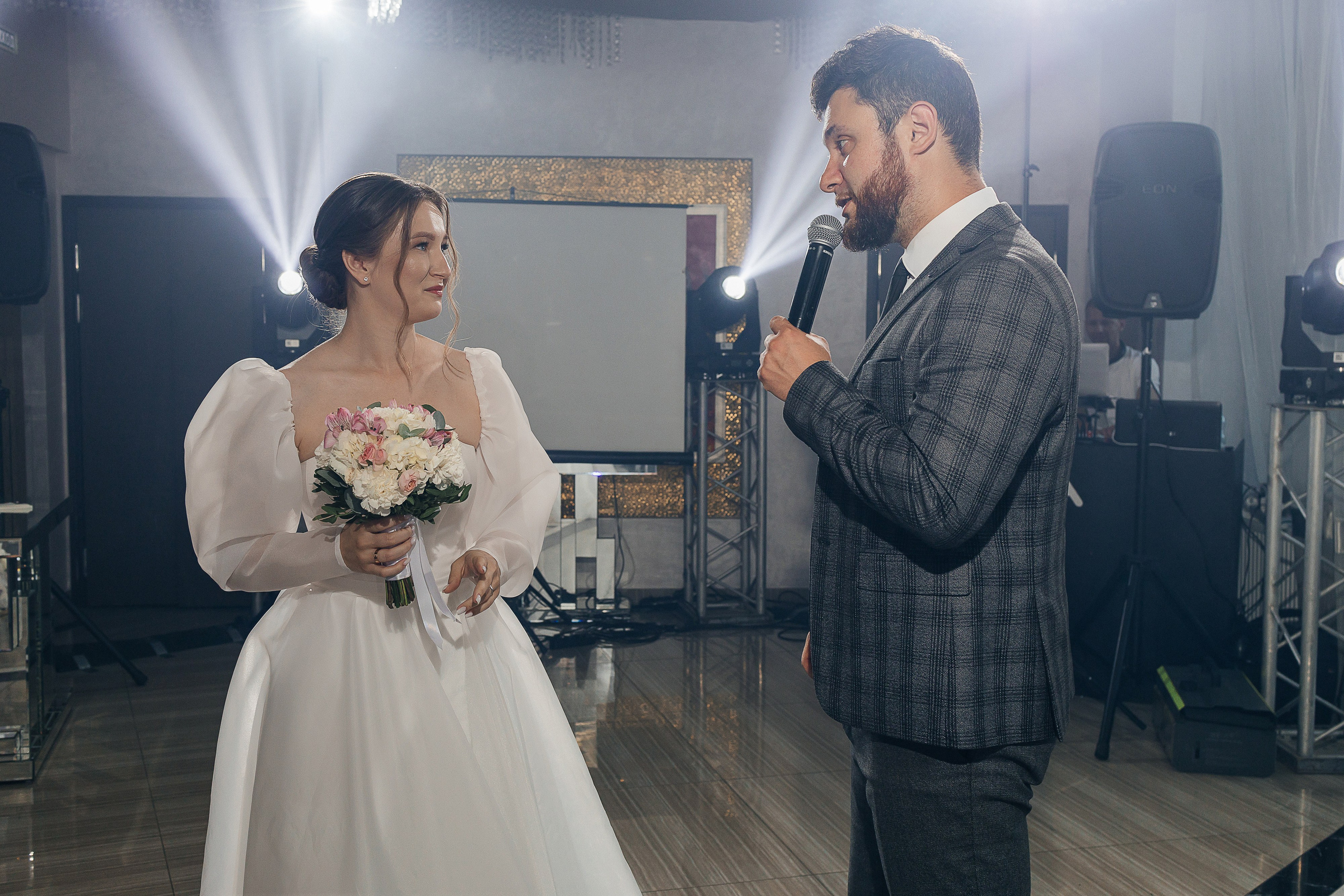 Свадебная фотосессия пары в номере отеля. Олег Сверчков | Свадебный фотограф Вологда