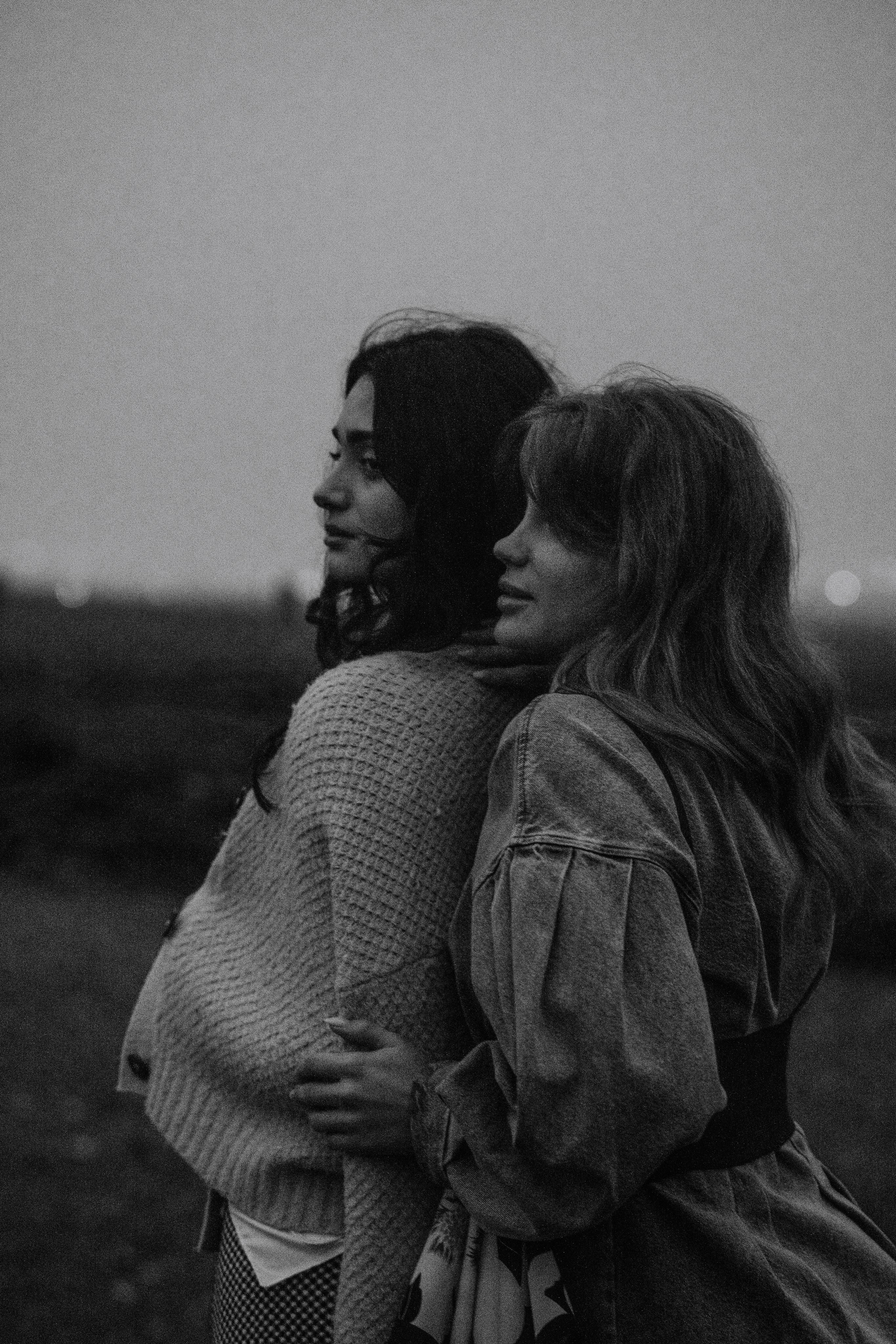 Стильная съемка на агроферме: две девушки и пушистые барашки в Анапе  