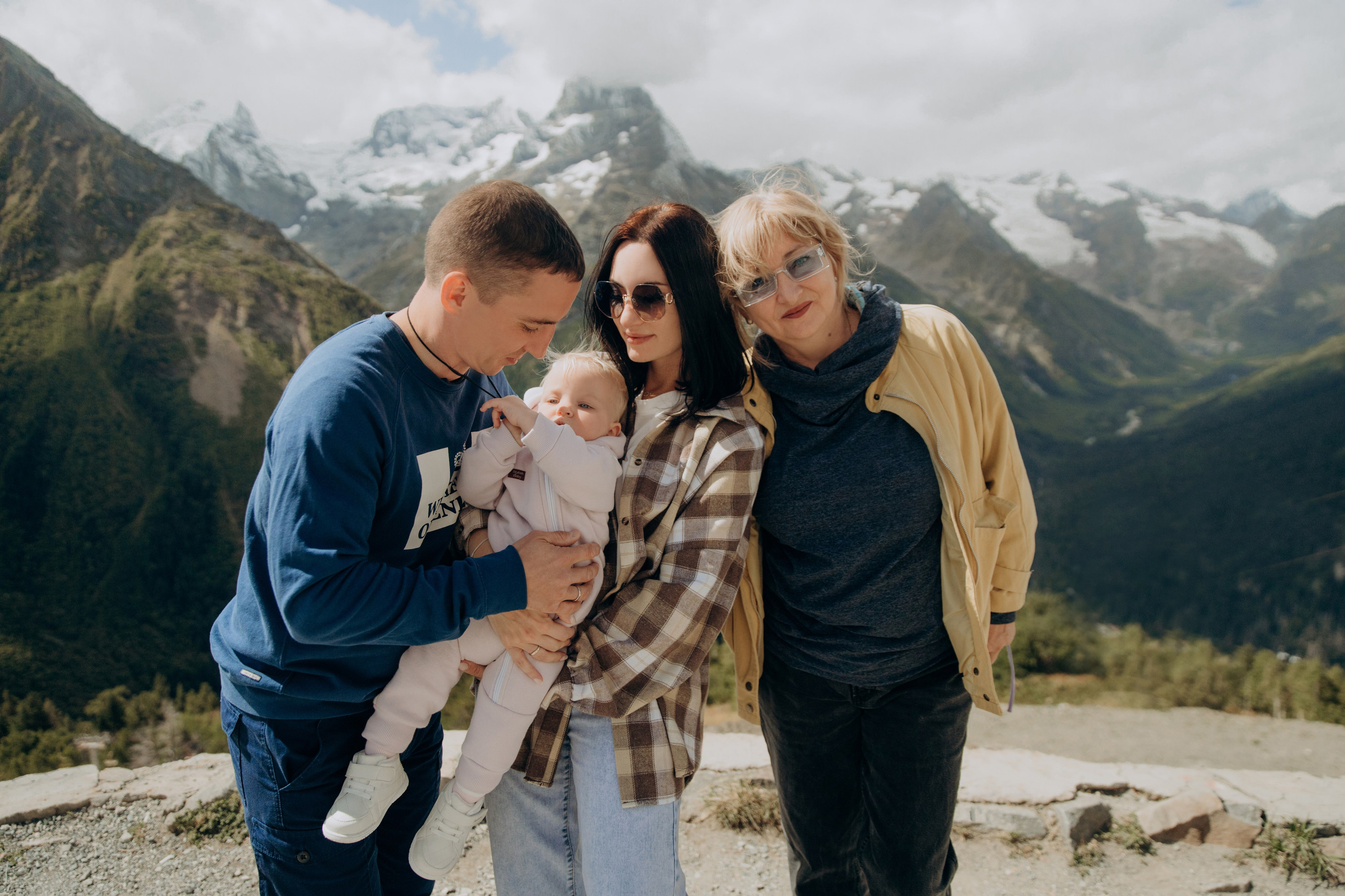 Юля с семьей, Домбай. Портфолио