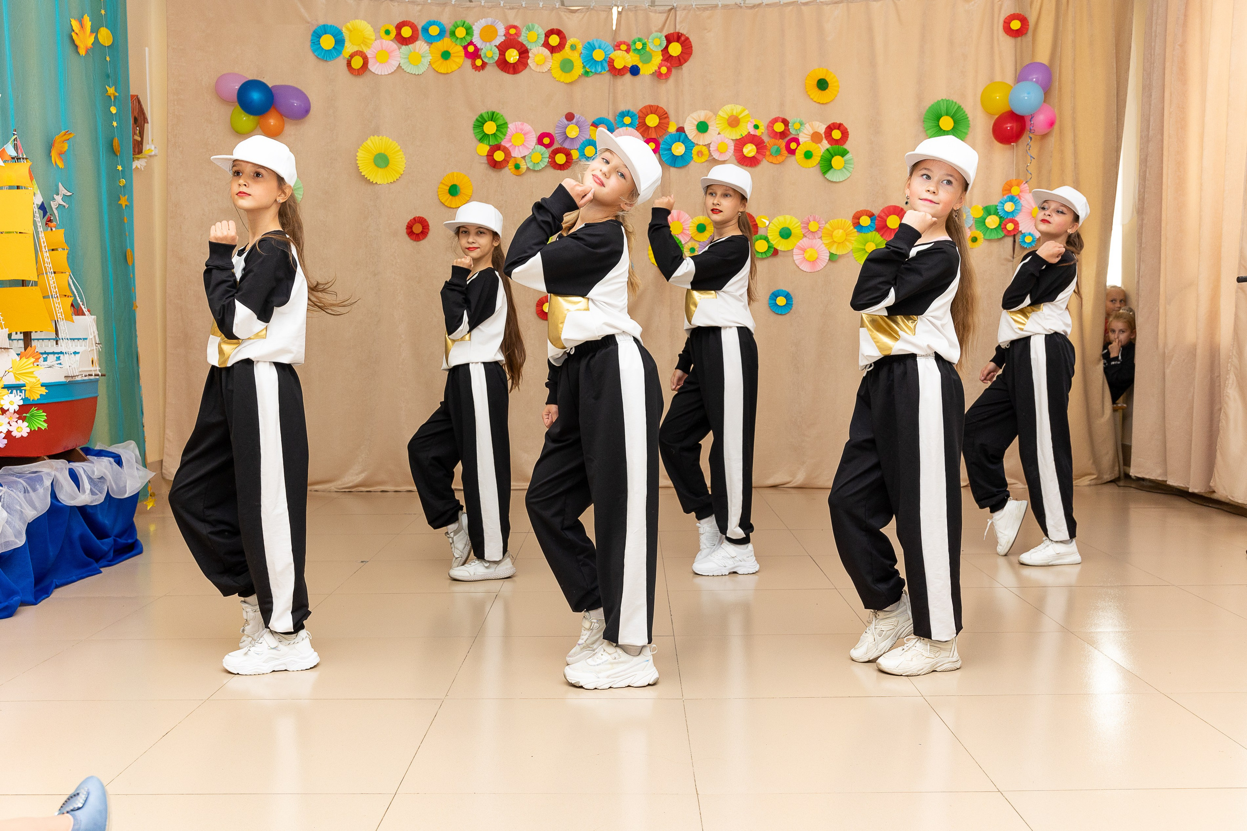 Выступление танцевального коллектива Браво. Выпускные альбомы во Владивостоке