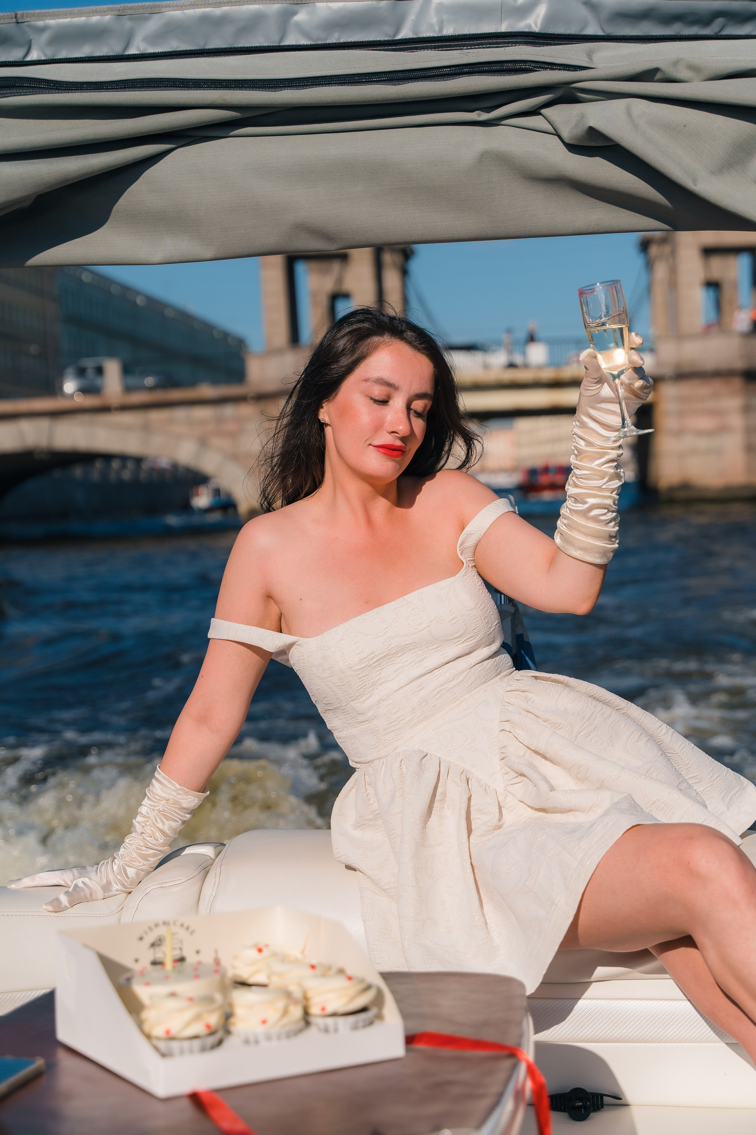 Фотосъемка девичника, встреча девушек, веселые женские портреты