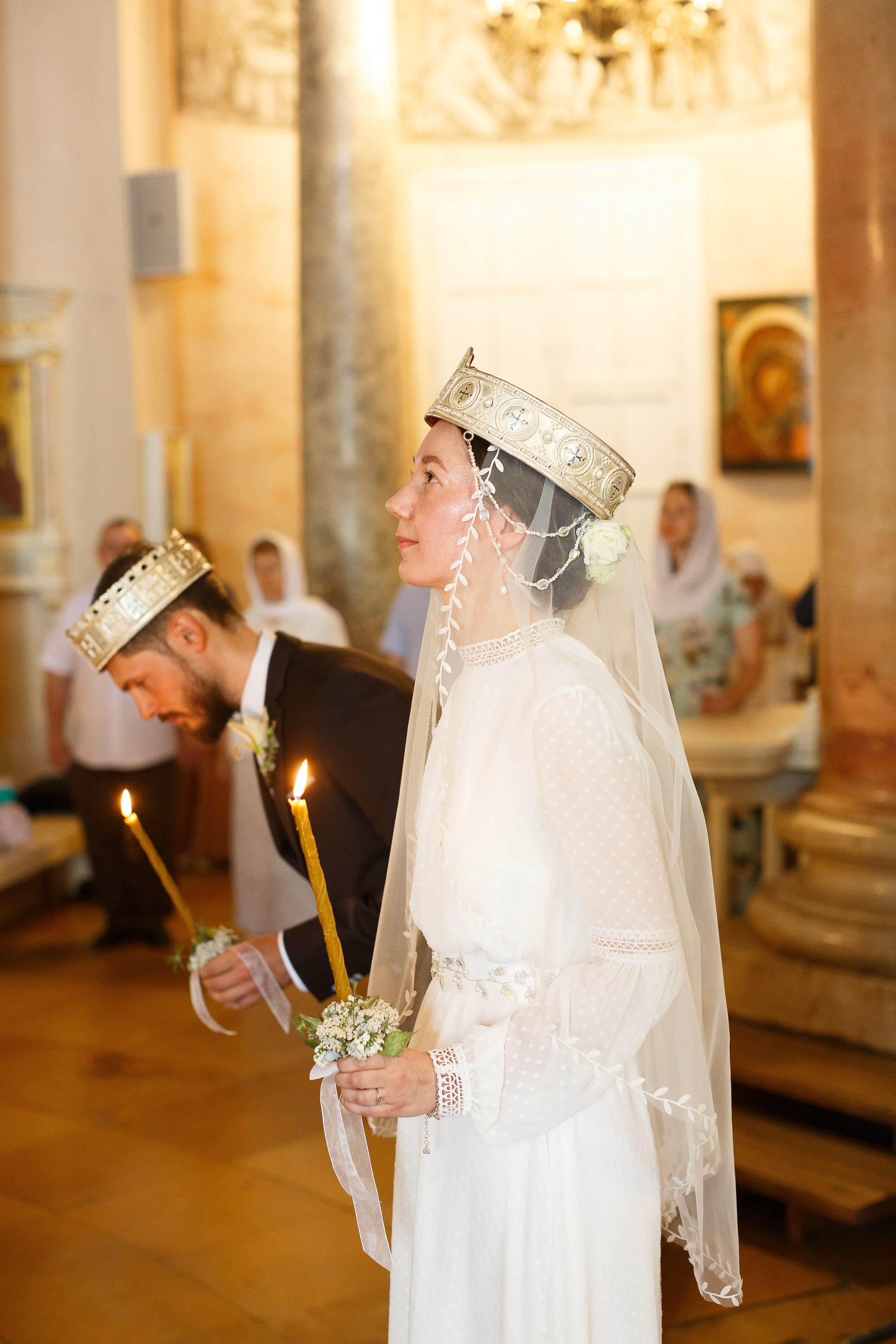 Венчание в храме святого благоверного царевича Димитрия при первой градской больнице г. Москвы. Жених и невеста стоят в храме и молятся.