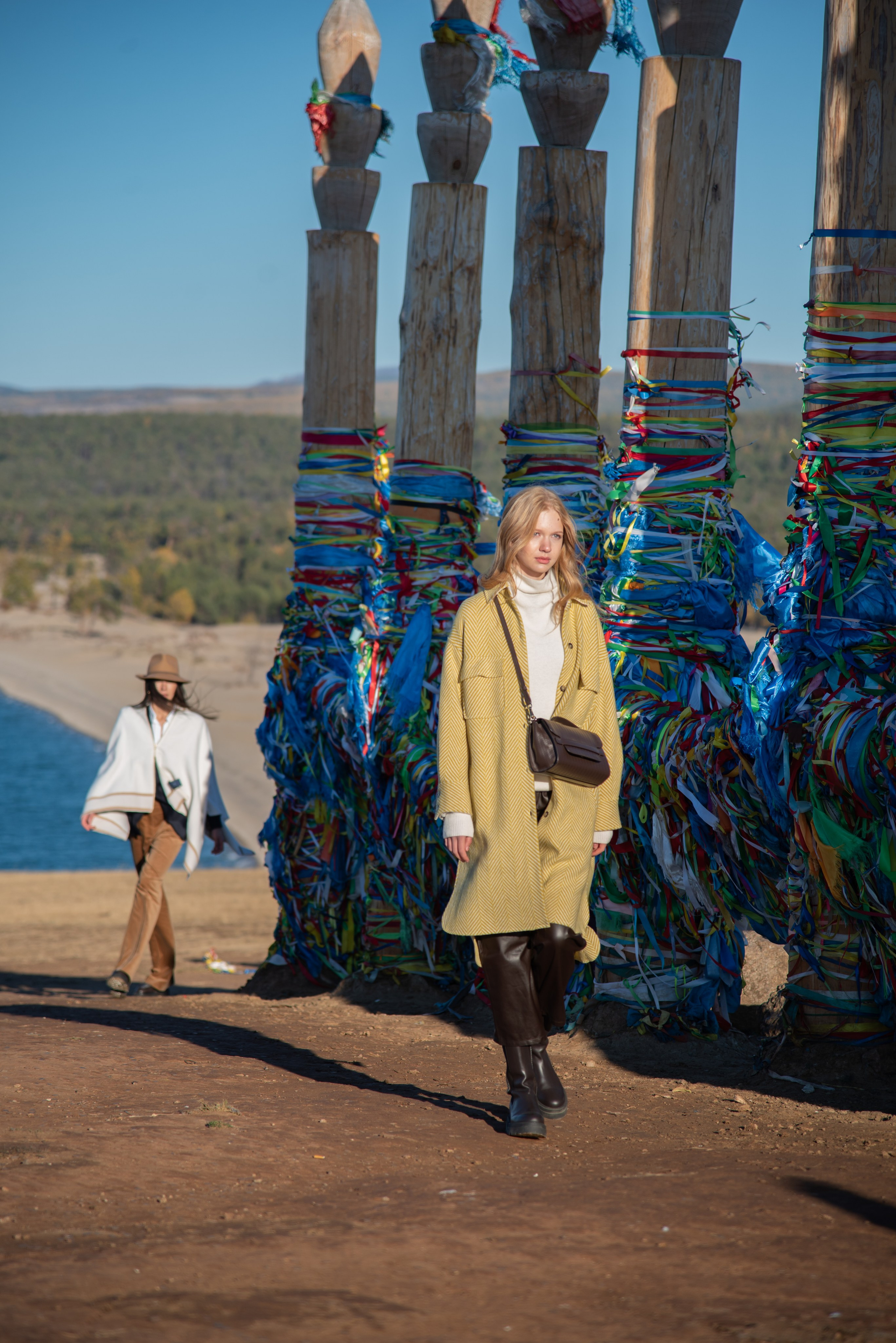 Съёмка одежды на Ольхоне. Занимаюсь профессиональной фотографией и живу рядом с Байкалом. Работаю в разных жанрах