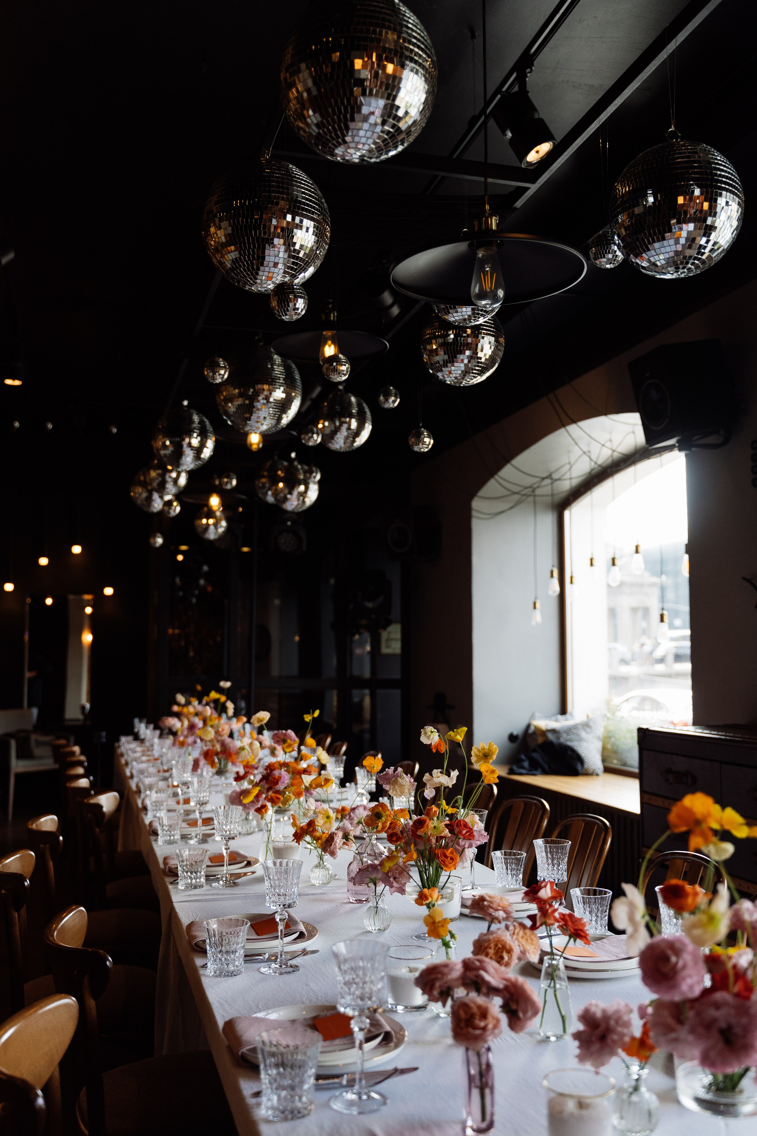 Камерная свадьба на фонтанке в сезонах. Свадебный фотограф организатор в Санкт-Петербурге Ассоль Опарина