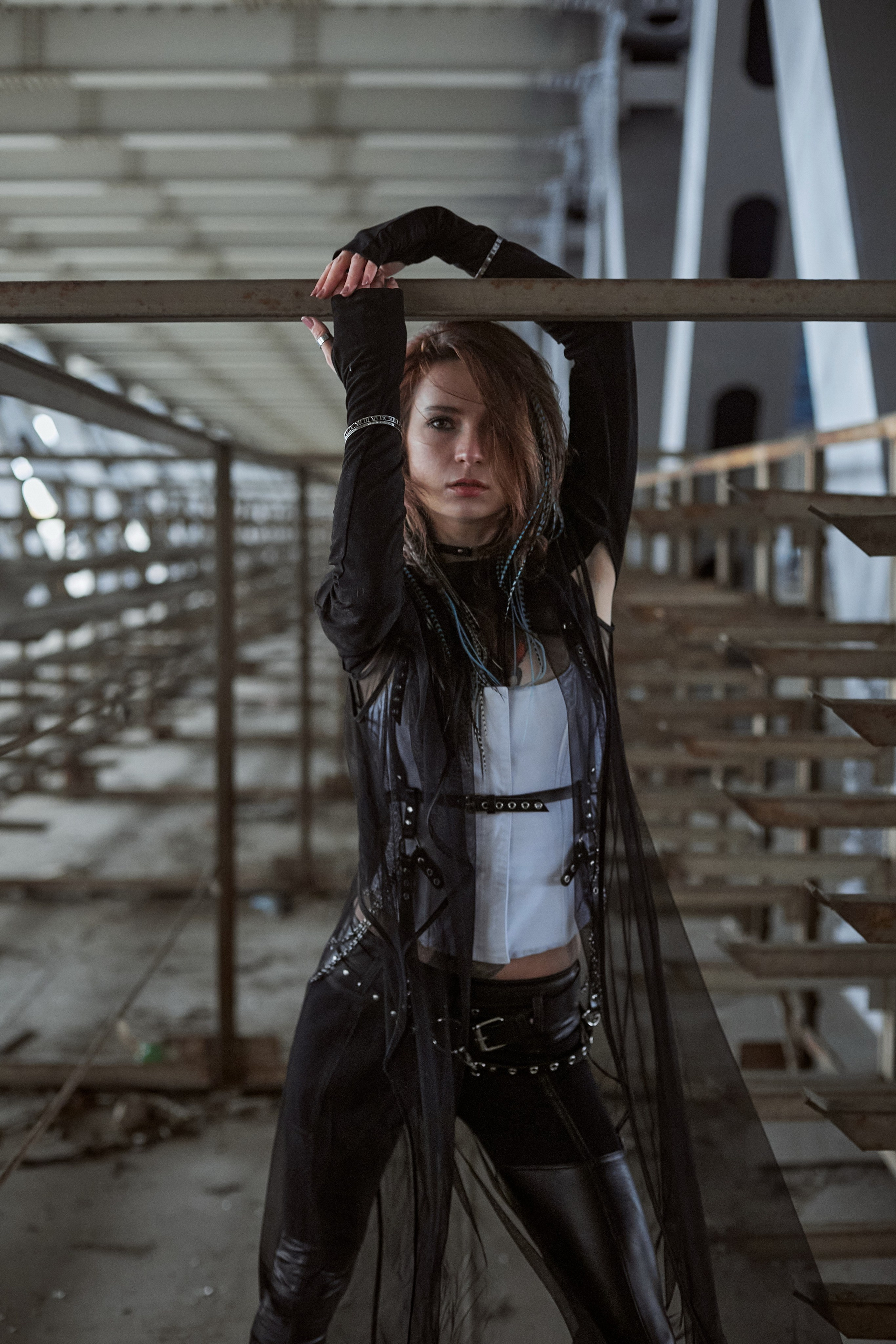 Фотограф в Москве. Креативное фото. Девушка на под мостом. 