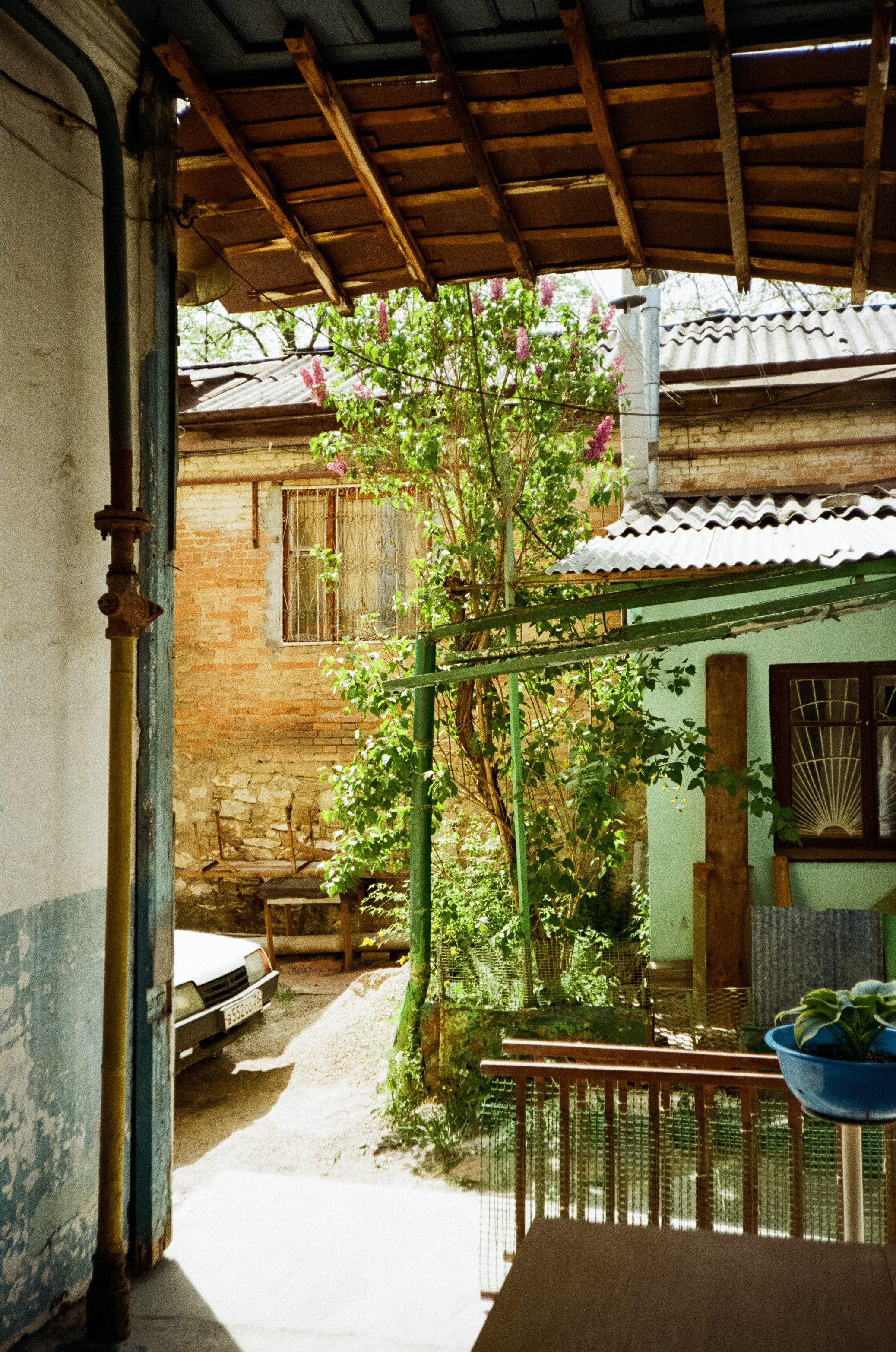 Дворик на Гагарина и Нарзанная галерея. Аллеи Кисловодска. Фотограф-документалист Мария Осокина