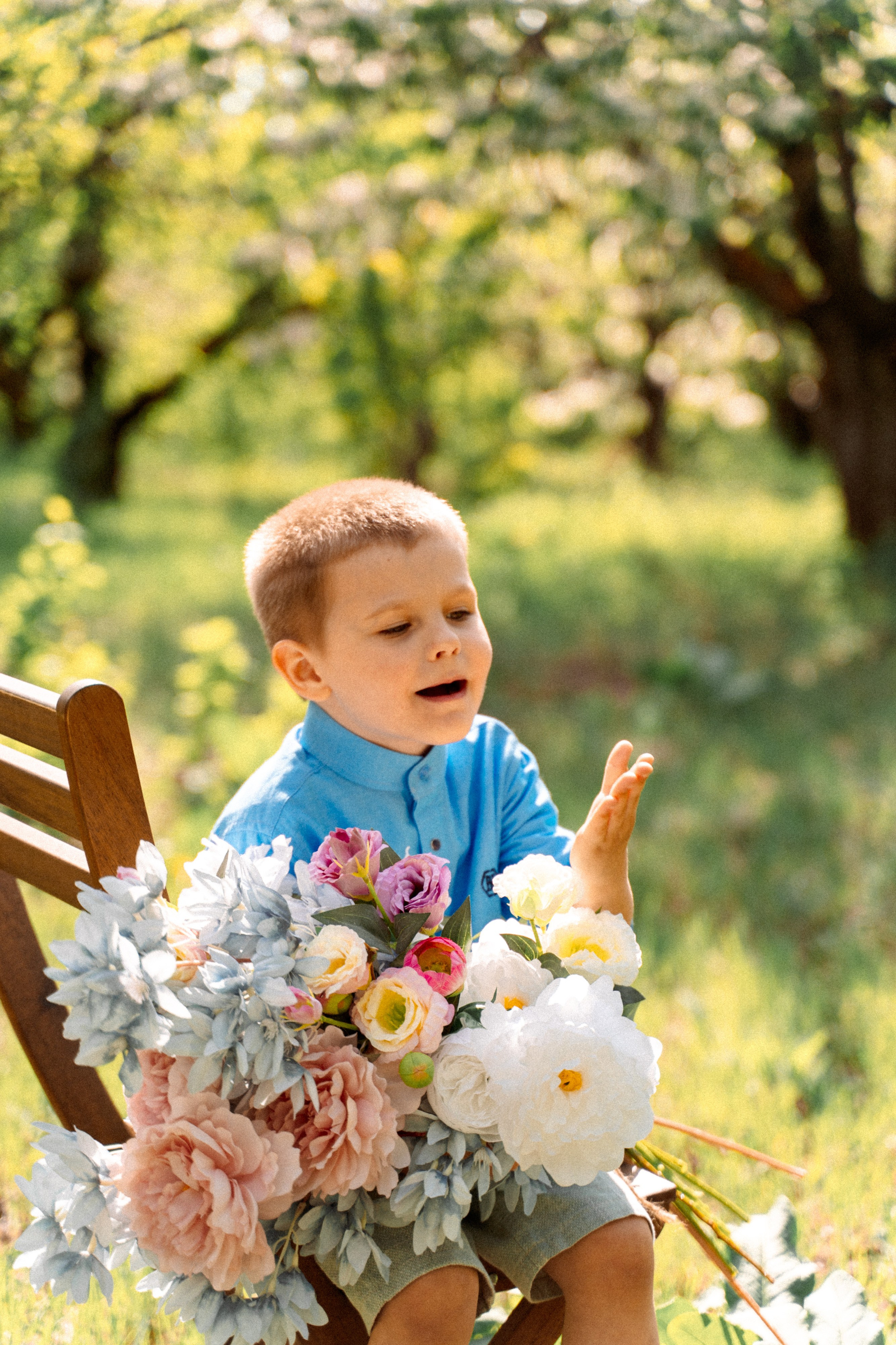 Сава и Ася в цветущем саду. Семейный фотограф Новочеркасск
