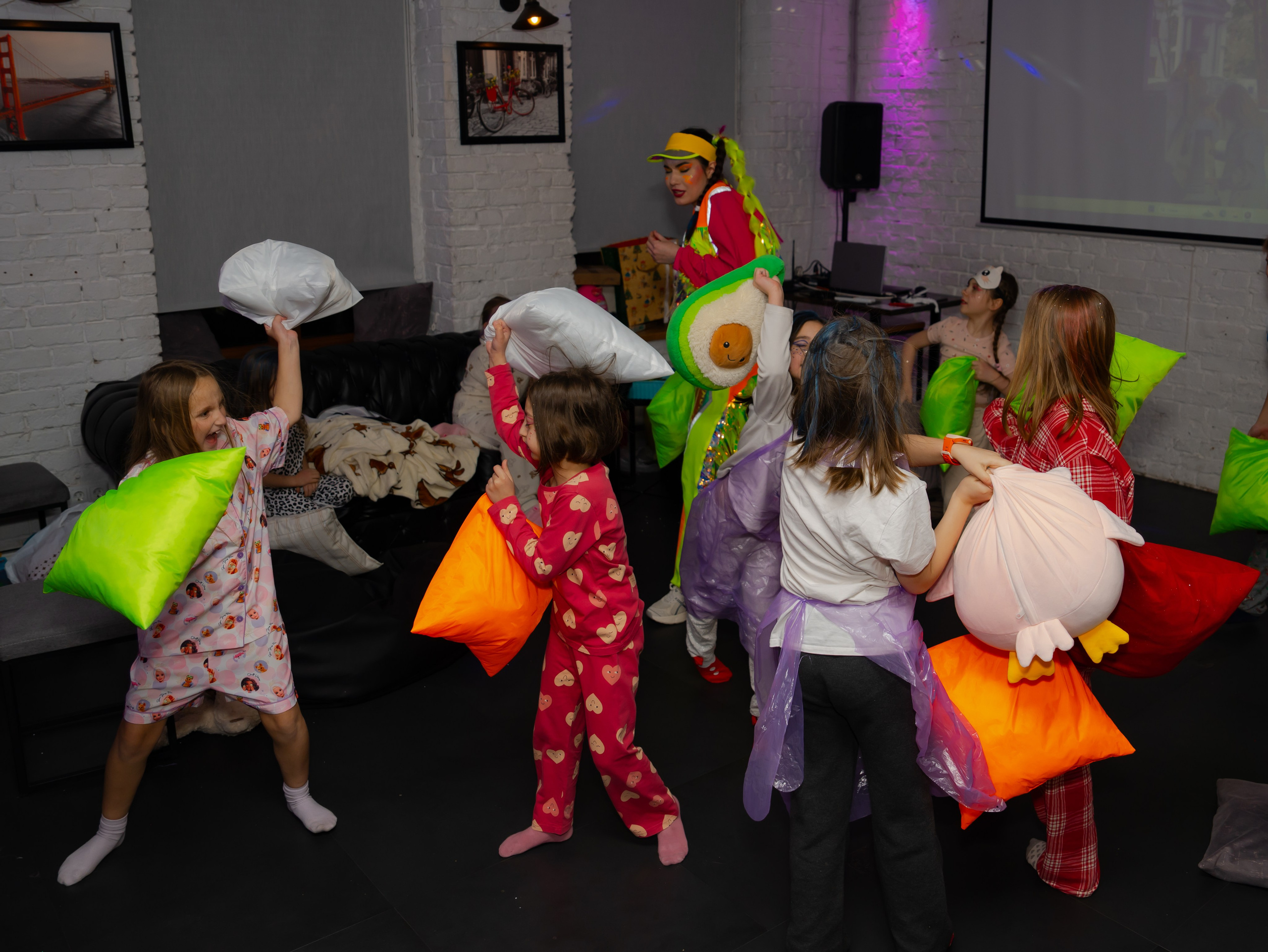 Битва подушками. Крамер Юлиана детский и семейный фотограф