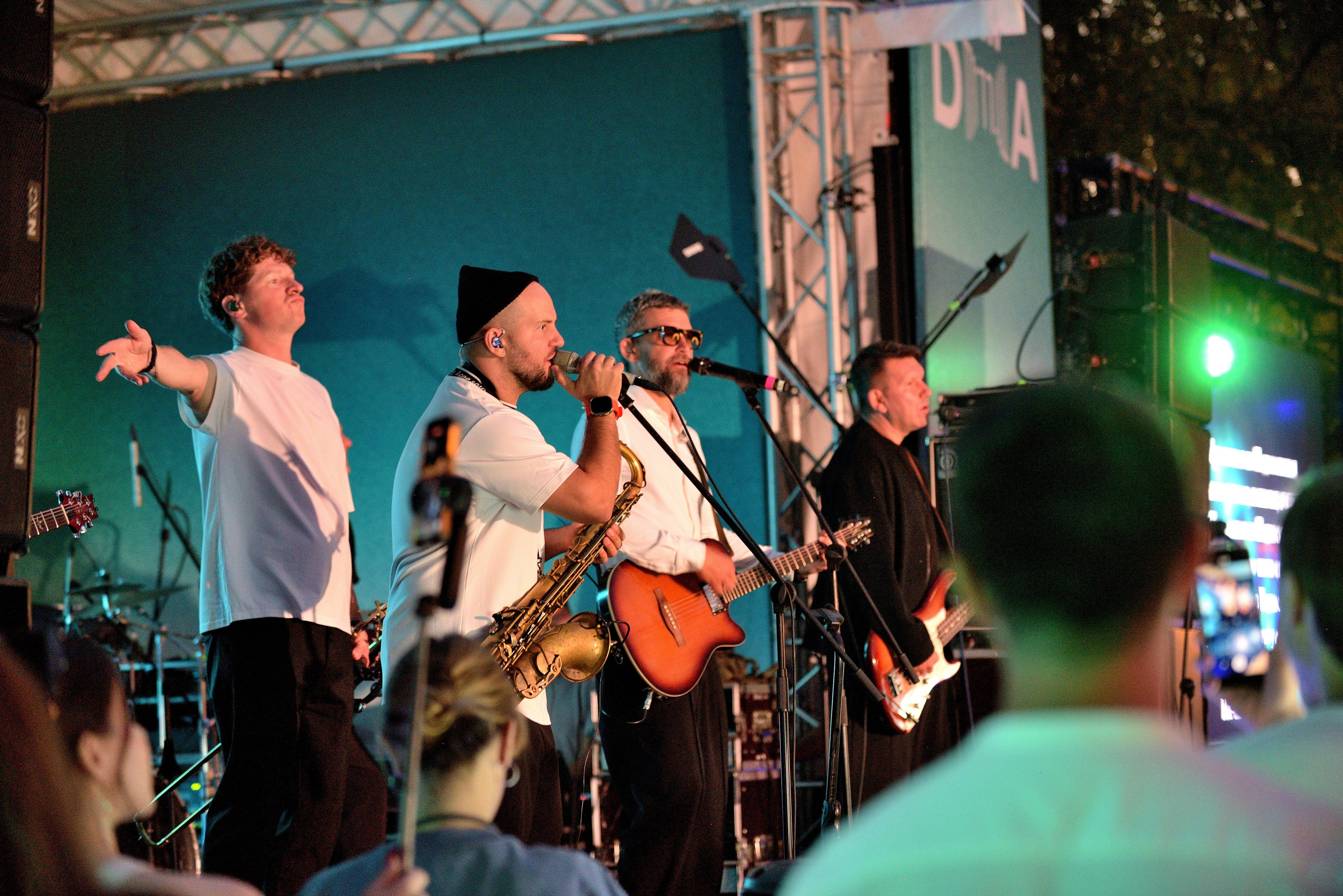 "Выступления музыкантов в летних парках".