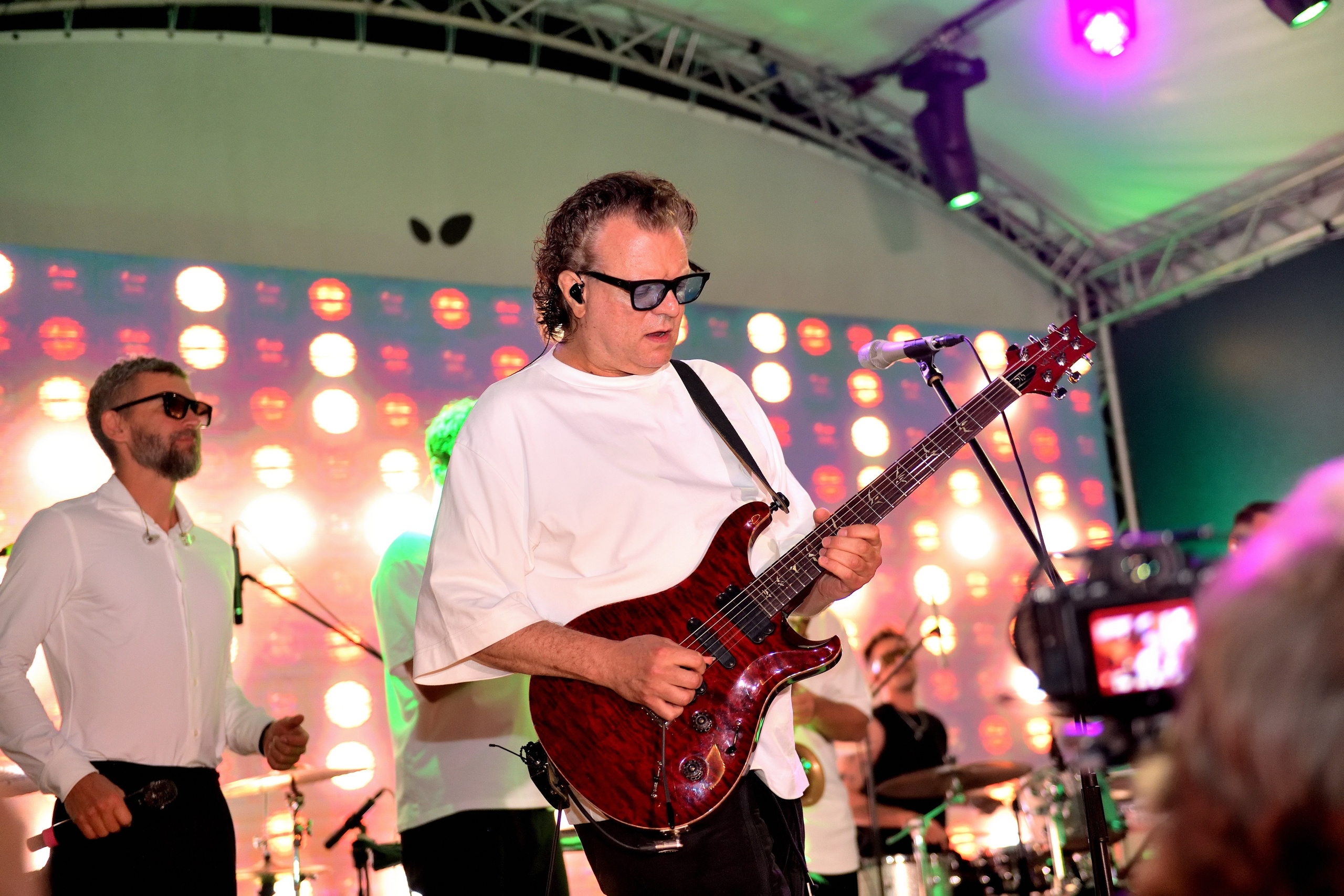 "Гитарист группы "Ума Турман" на выступлении".