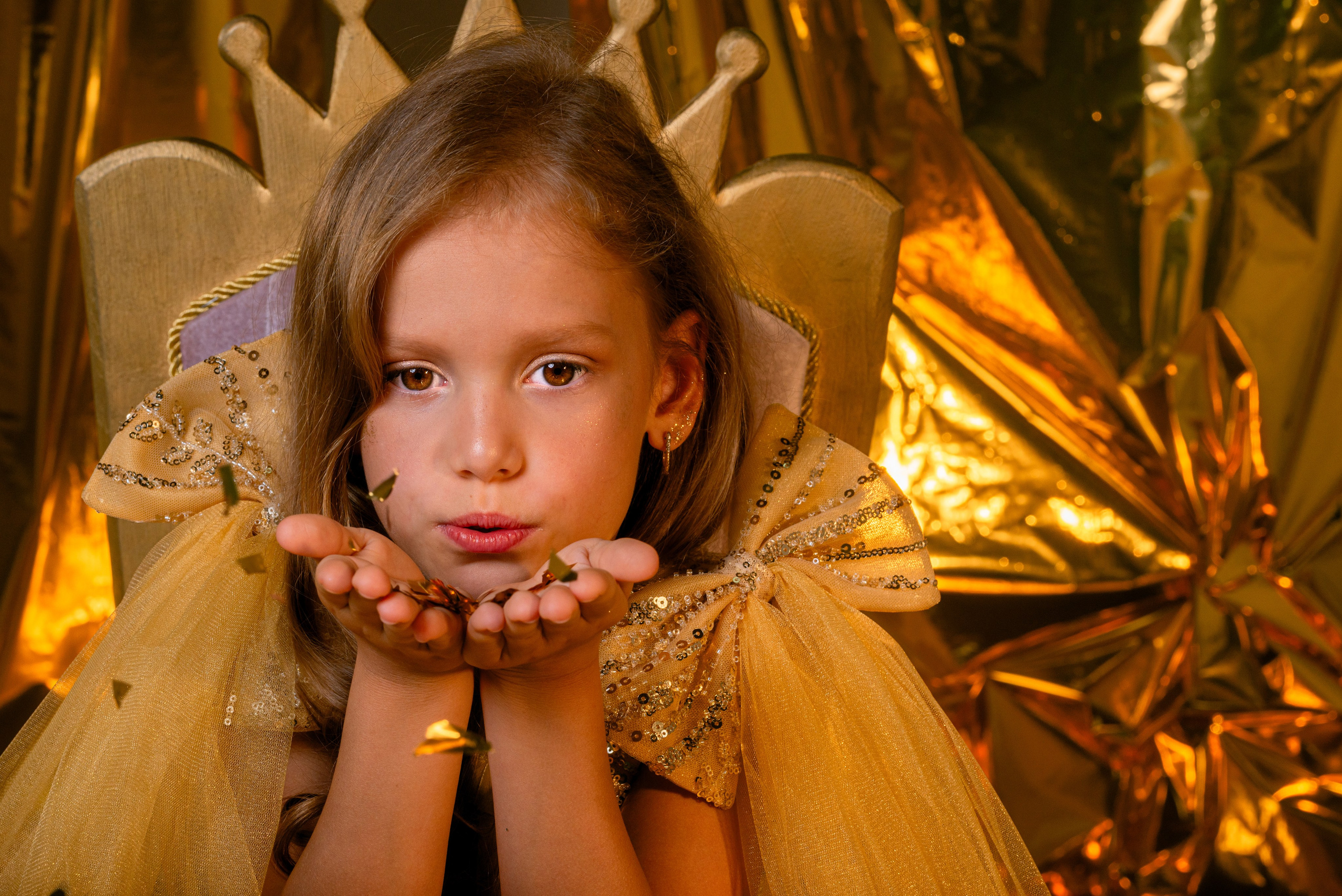 Детская профессиональная фотосессия под ключ, фотосессия в золоте. Детский студийный фотограф Сочи