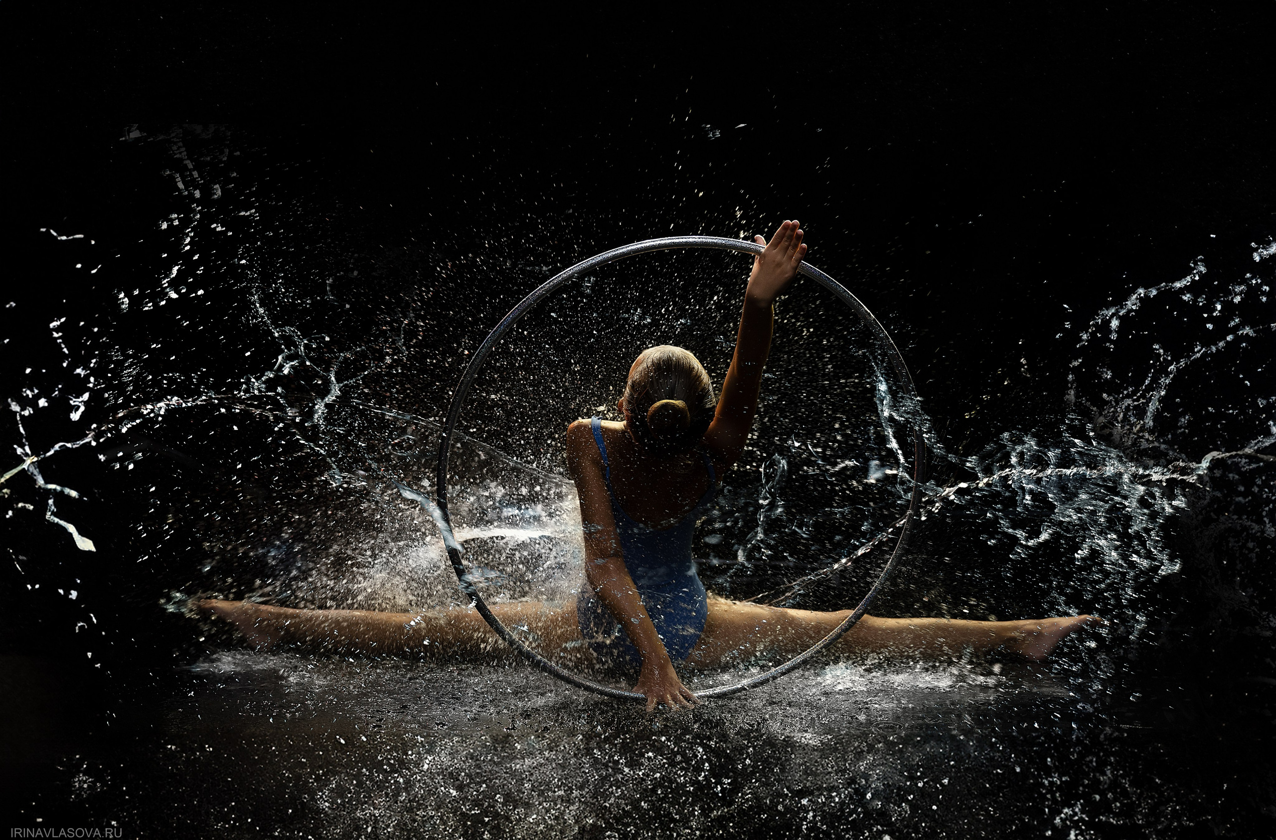 студийная фотосессия с водой для гимнастки