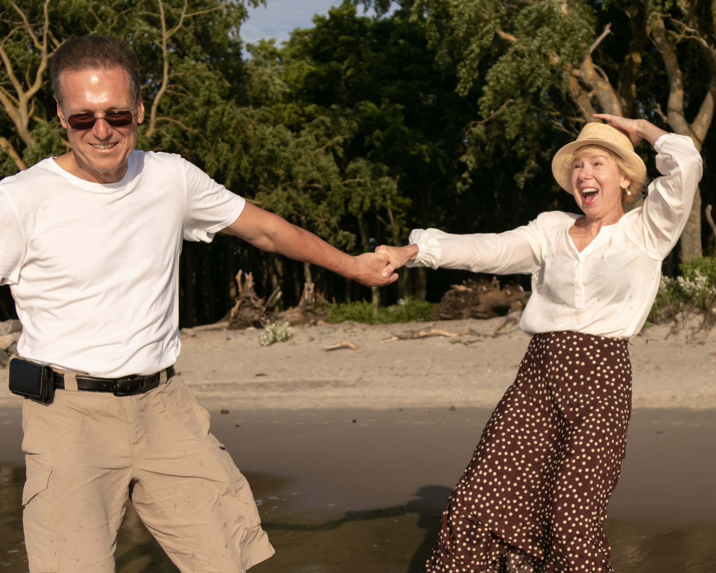 Влюбленная пара на берегу моря