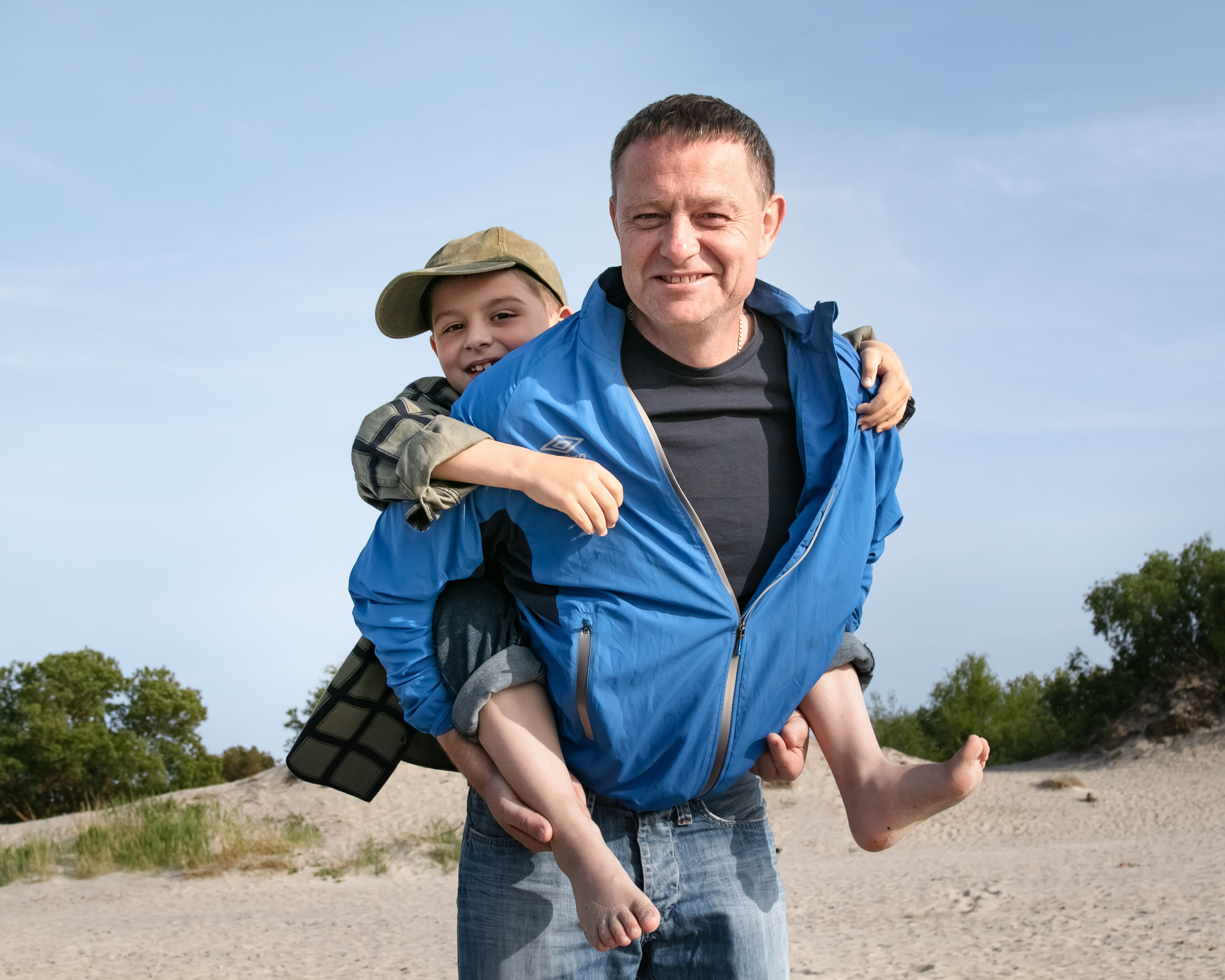 папа и сын на море