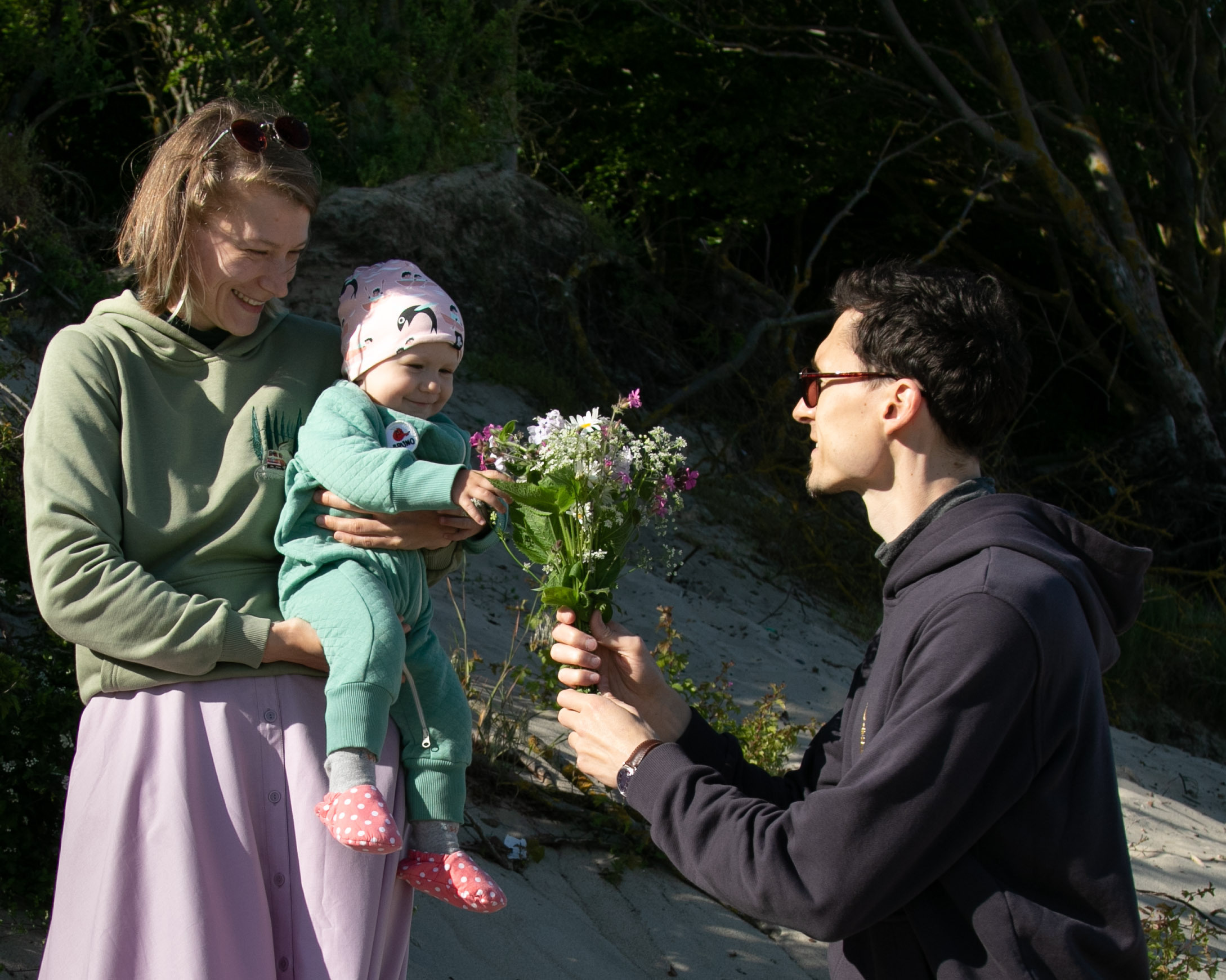 Муж дарит букет цветов жене