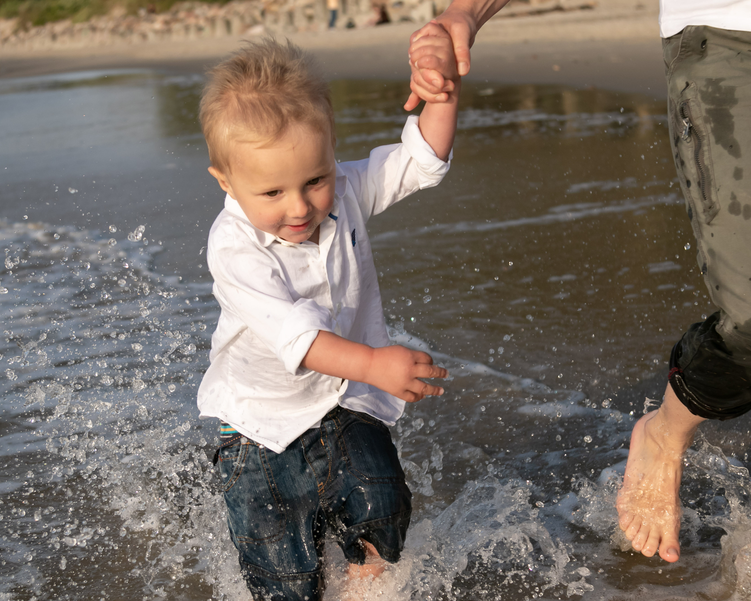 Малыш на море