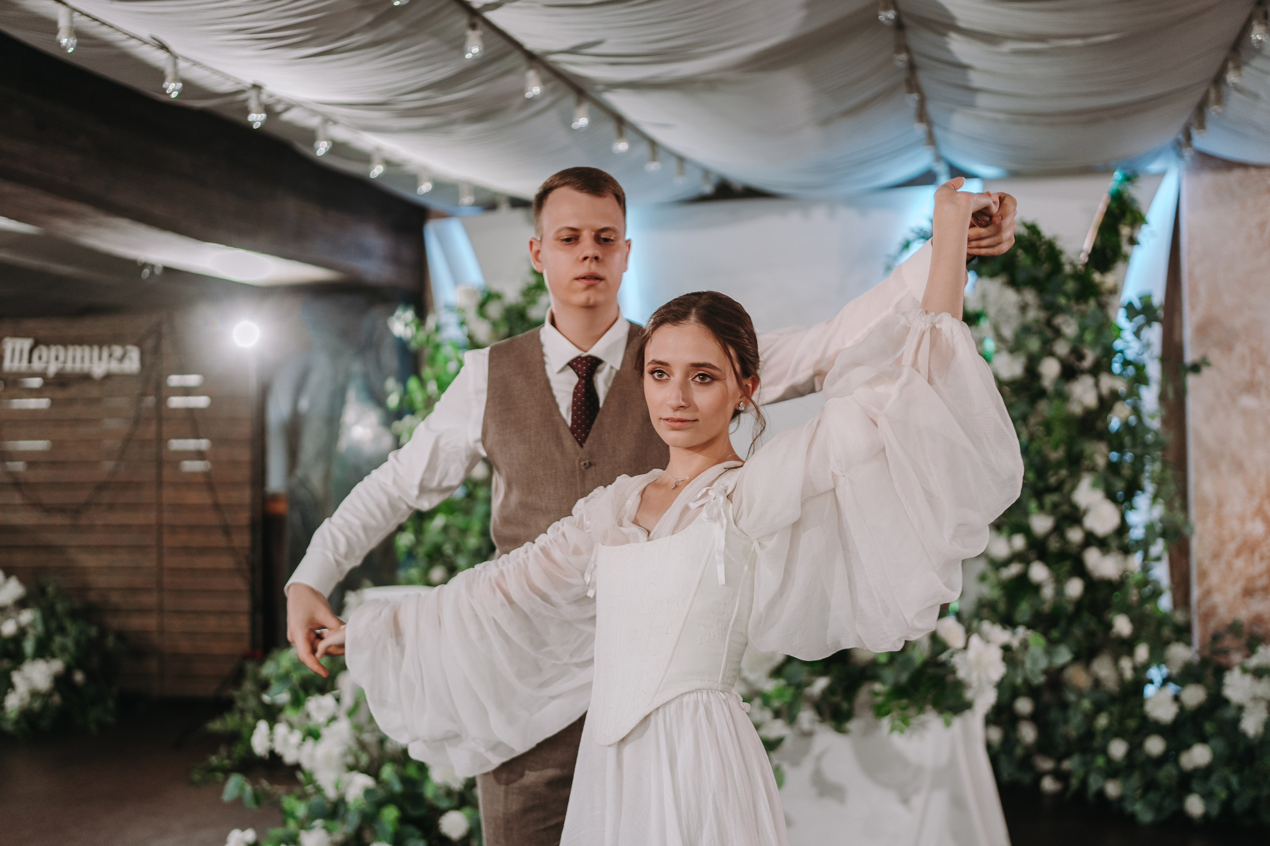 БАНКЕТНЫЙ ЗАЛ ТОРТУГА, ВЕДУЩИЙ АНДРЕЙ ОГНЕВ