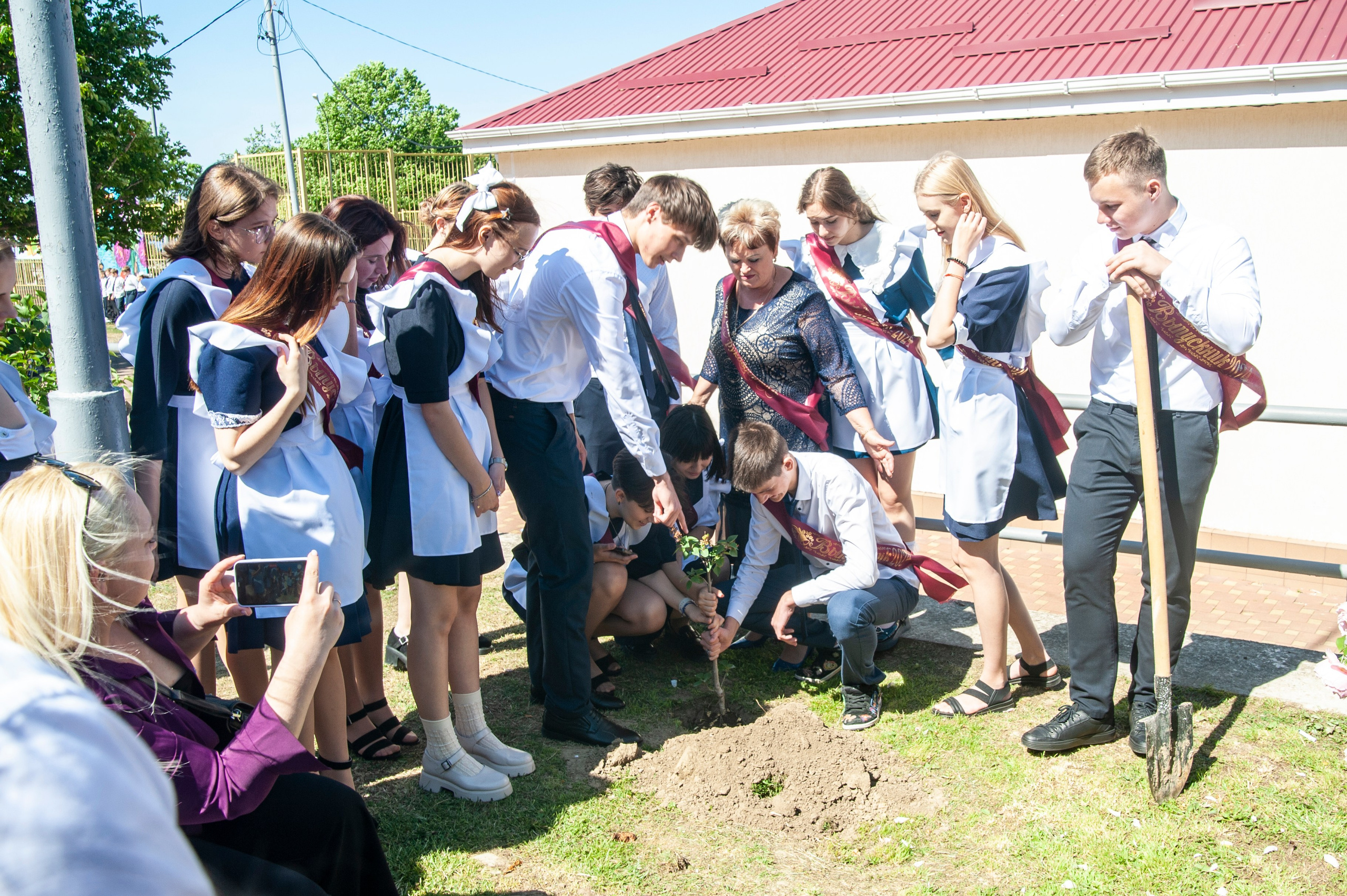 Последний Звонок МАОУ СОШ № 17 им. Эдуарда Есаяна — Архипо-Осиповка. Свадебный и семейный фотограф Денис Лукьянов в Краснодаре, Краснодарском крае и Республике Крым