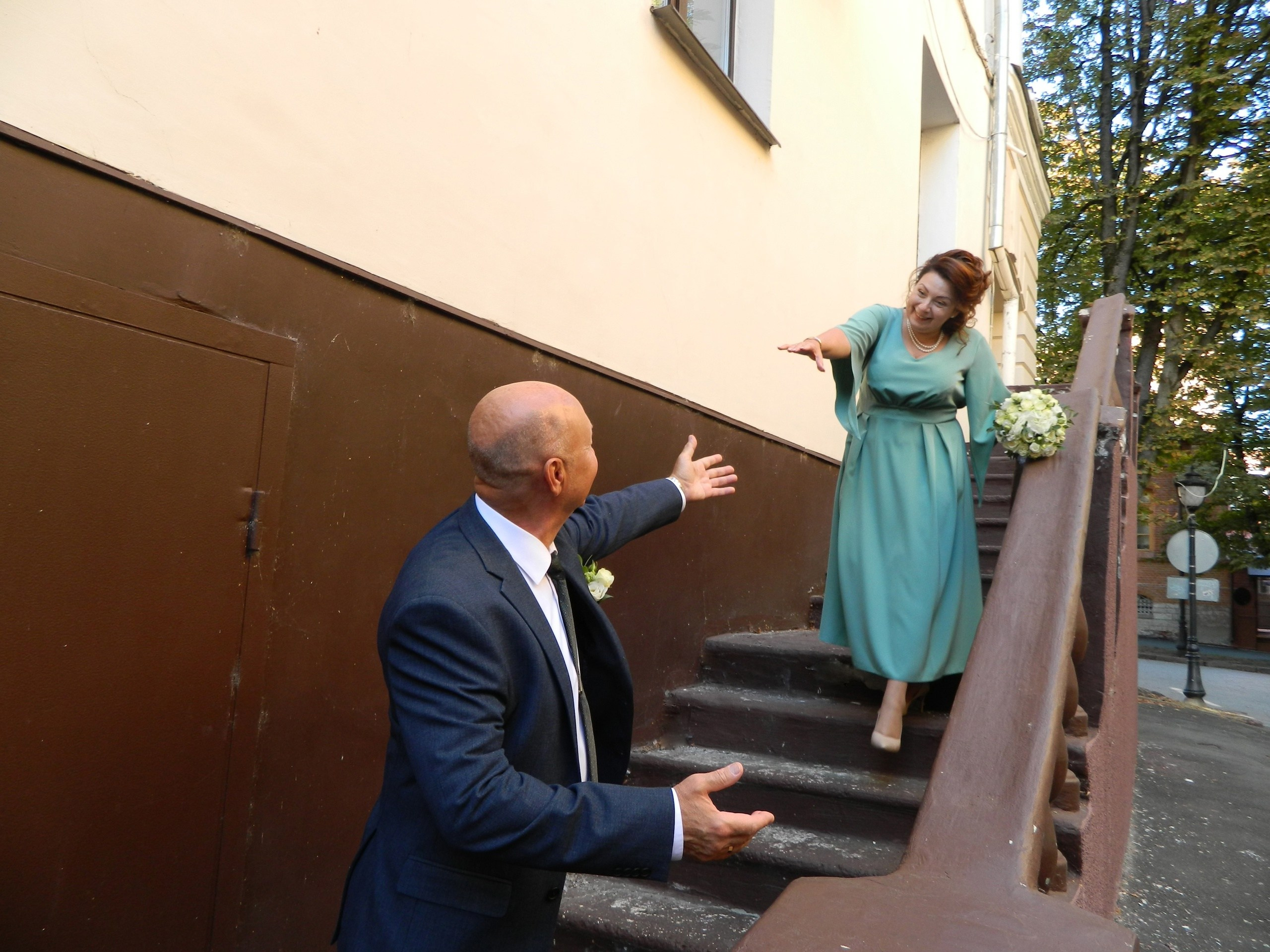 муж подаёт руку жене,  постановочное фото