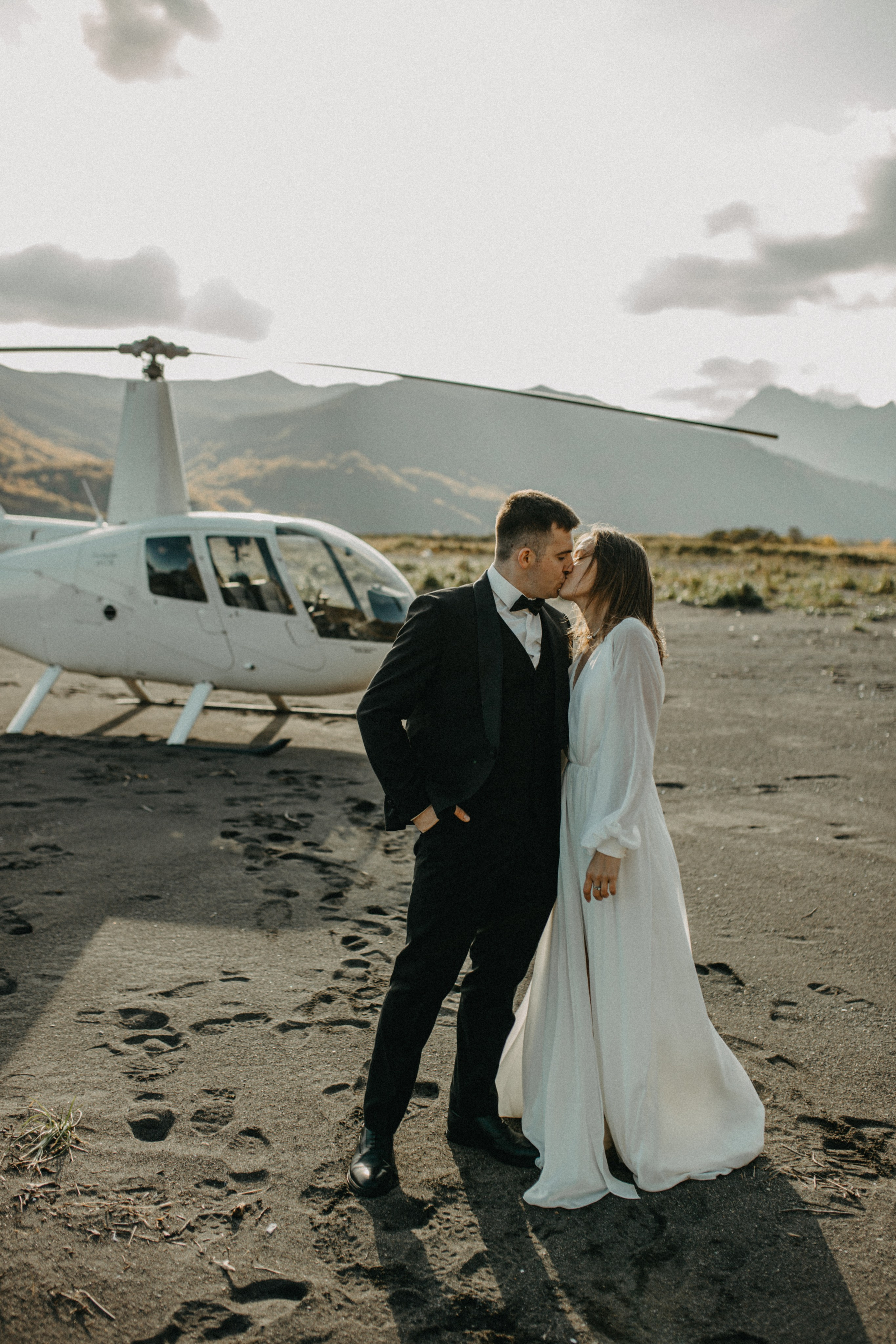 Вертолетный полет Бухта Жировая. Свадебное фото и видео на Камчатке. Туристические маршруты