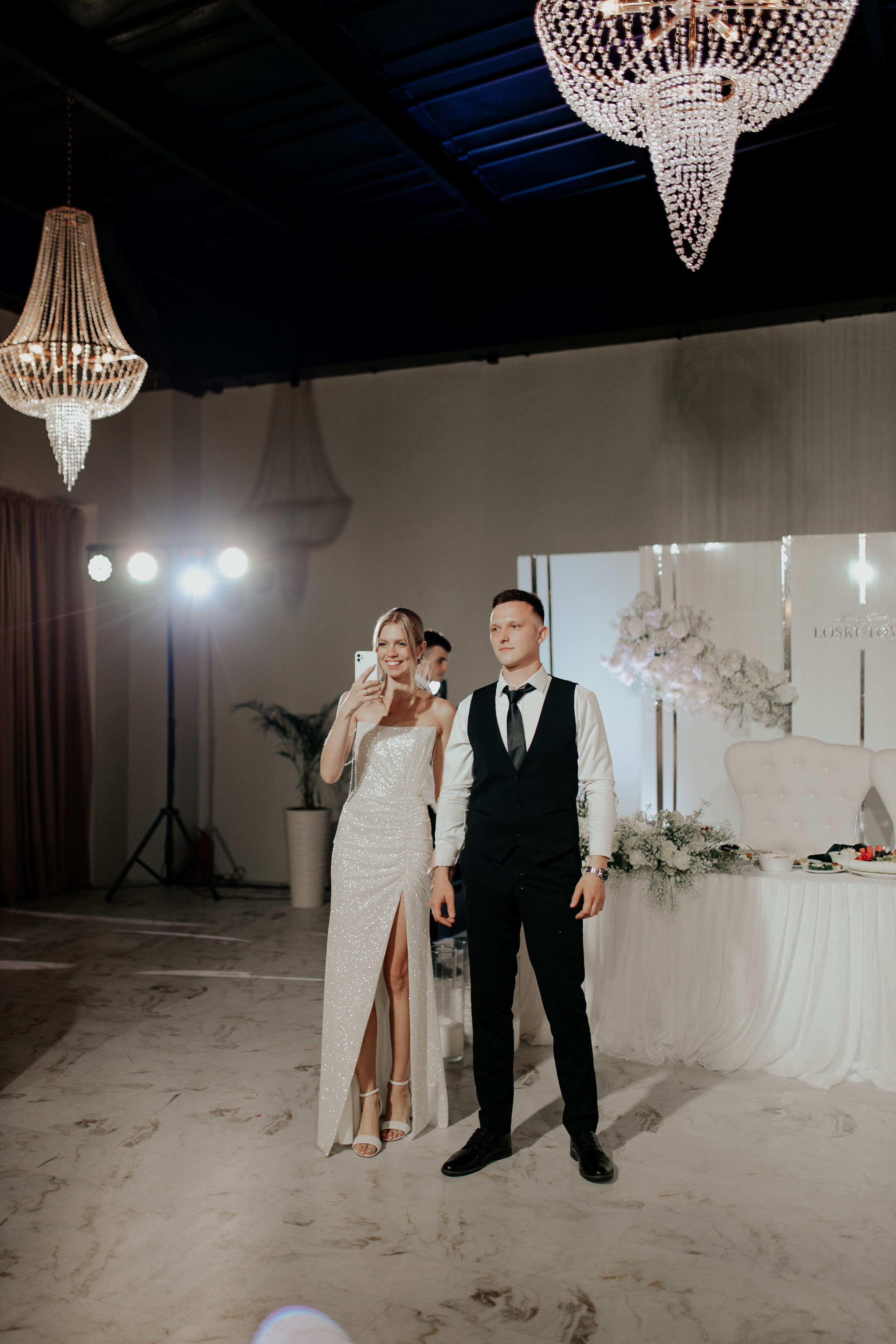 Жених и невеста делятся воспоминаниями среди родных и близких — искренние эмоции