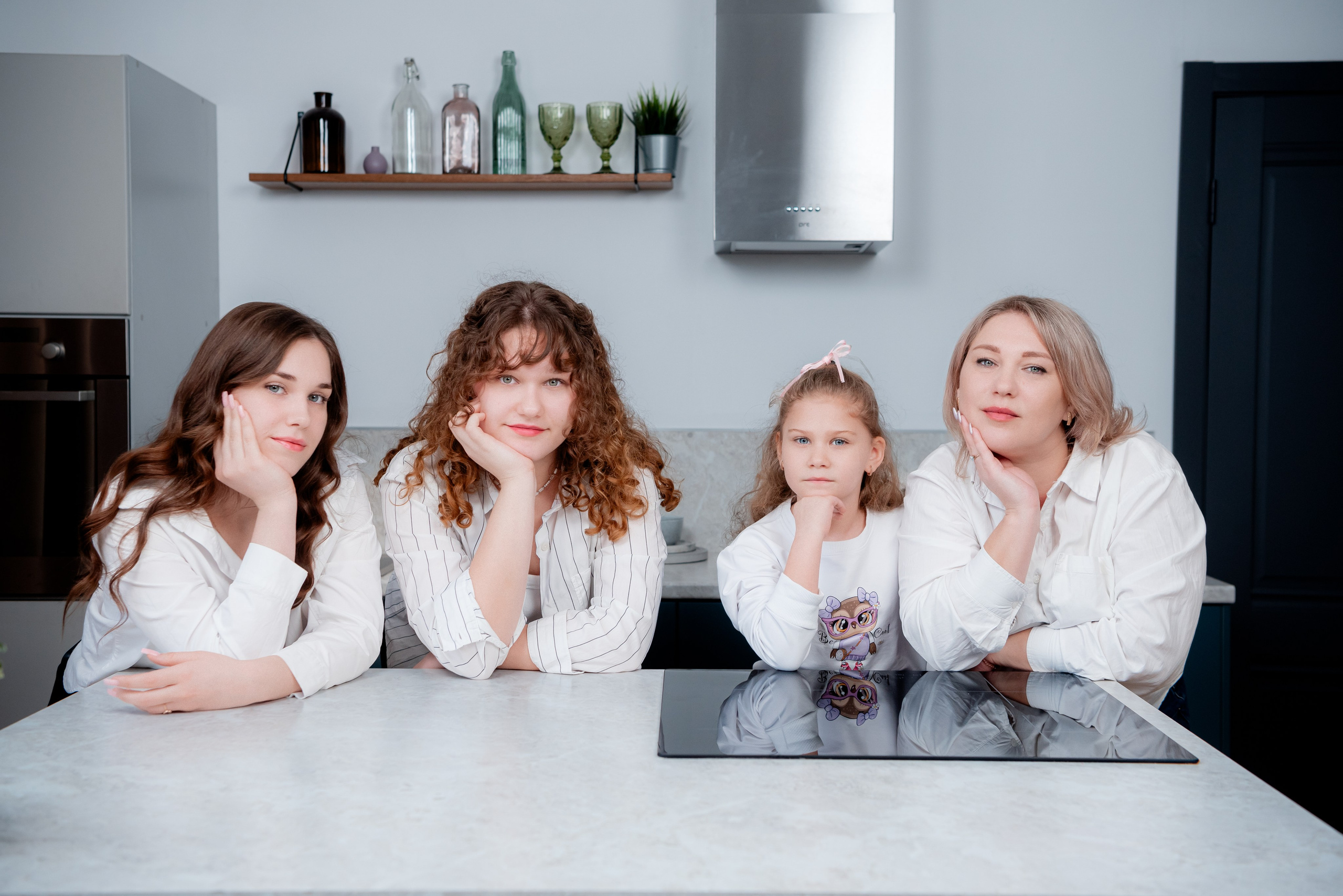 Студийная фотография для мамы с тремя дочками: использование естественного света от больших окон.