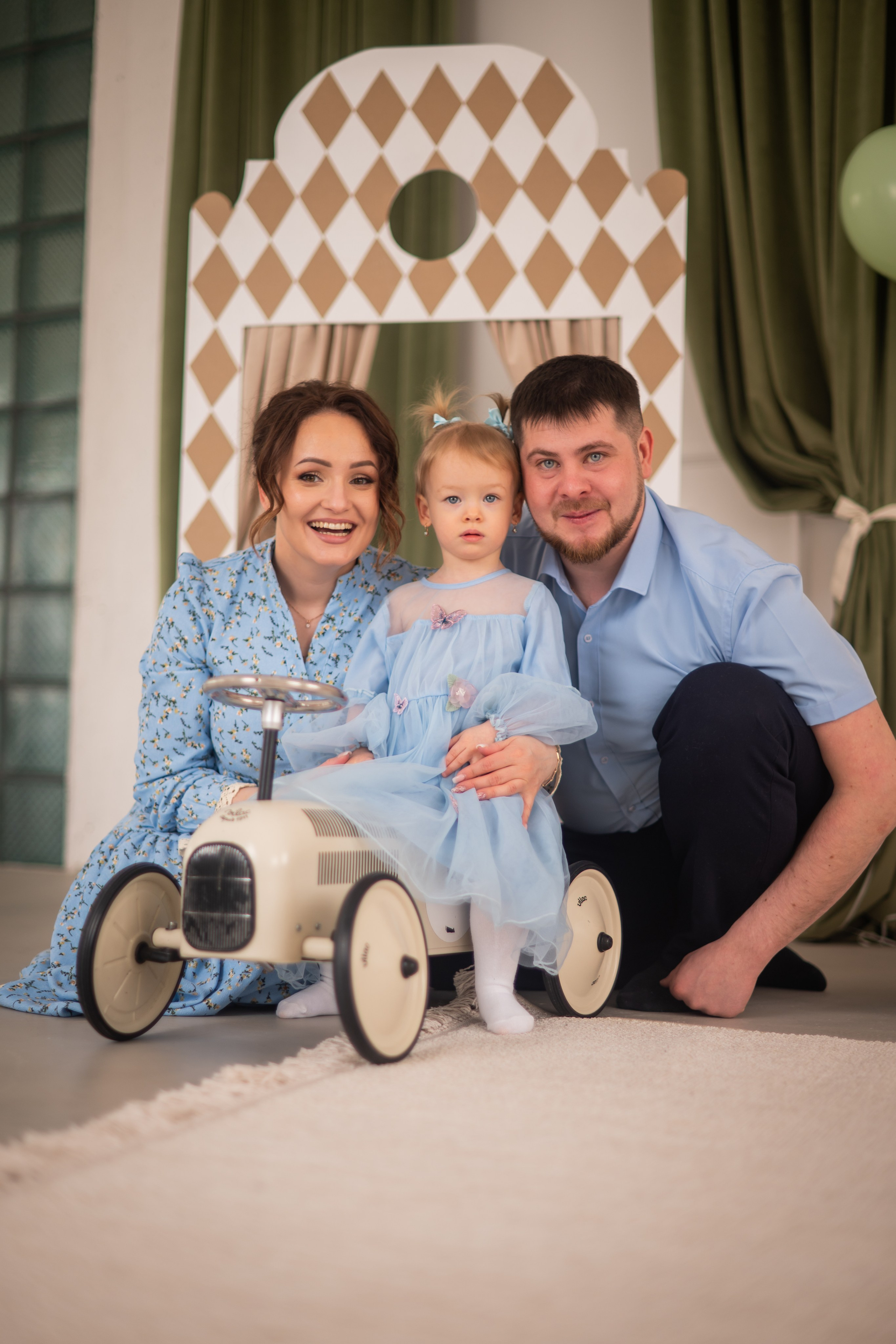 Александр и Анастасия и доченька Юлечка (1). Я Ольга Казанцева, фотографирую снимаю ваши киноистории и печатаю фото и цифровые портреты на холсте