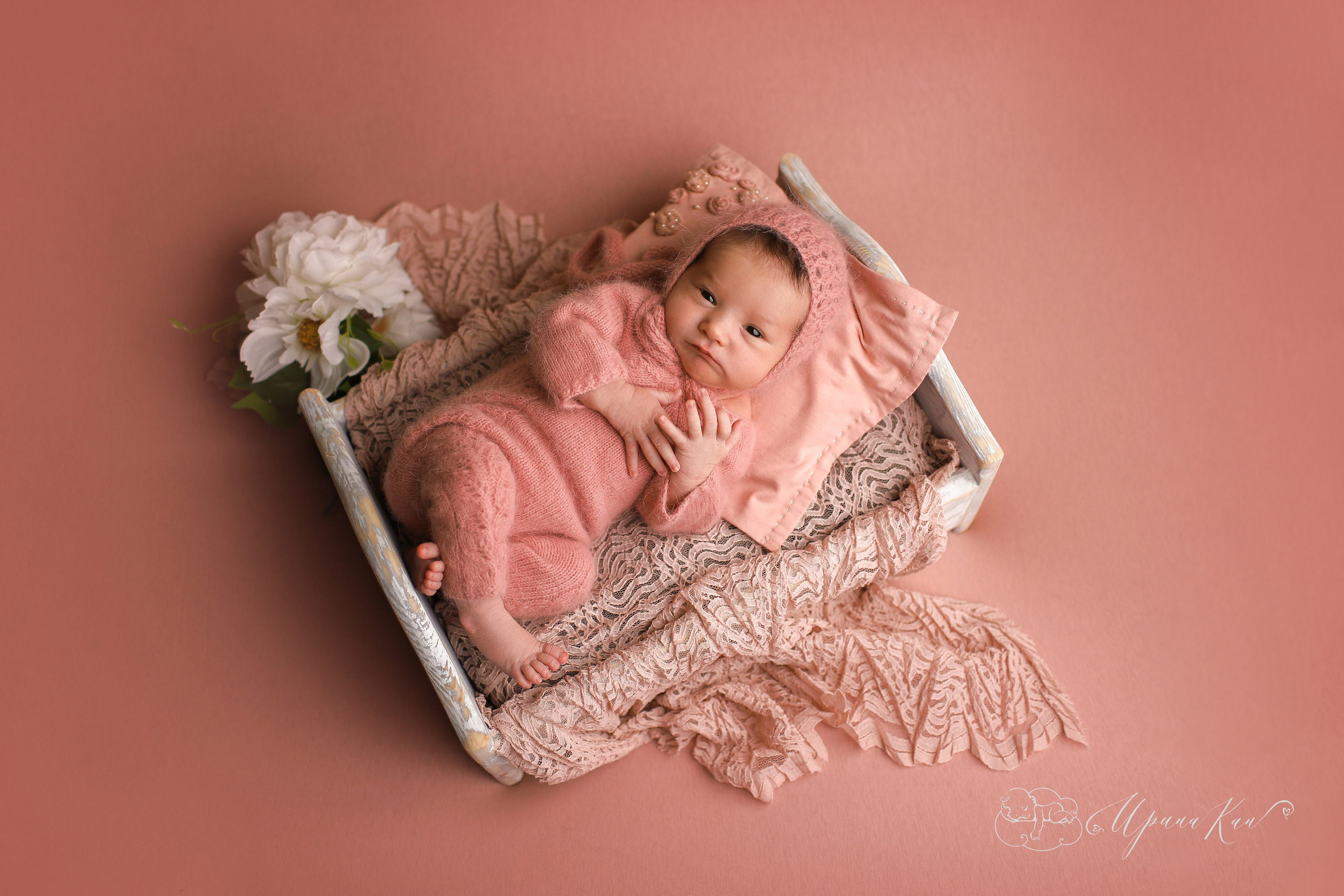 фотосессия новорожденной на розовом фоне