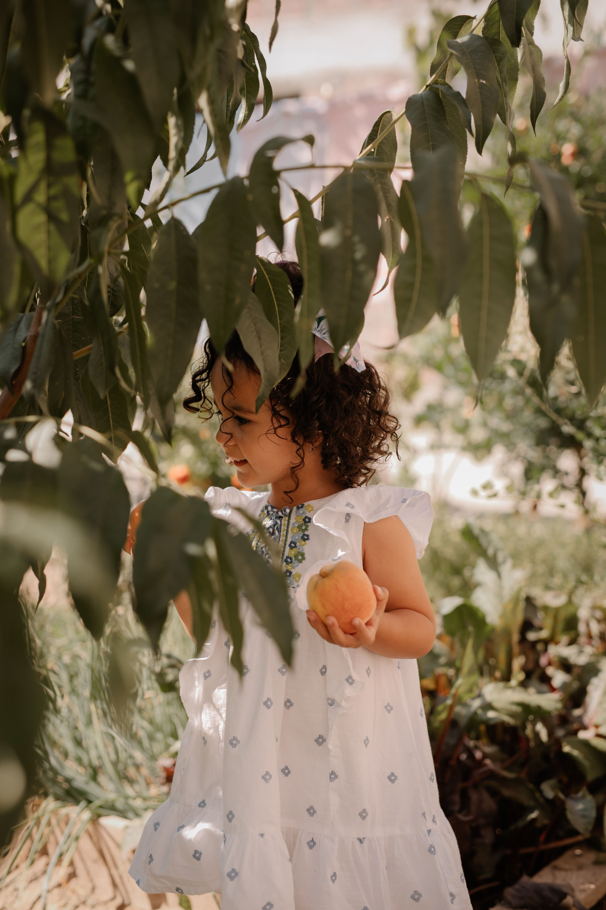 Baby with peaches. Фотограф и ретушер. (Армения/Россия)