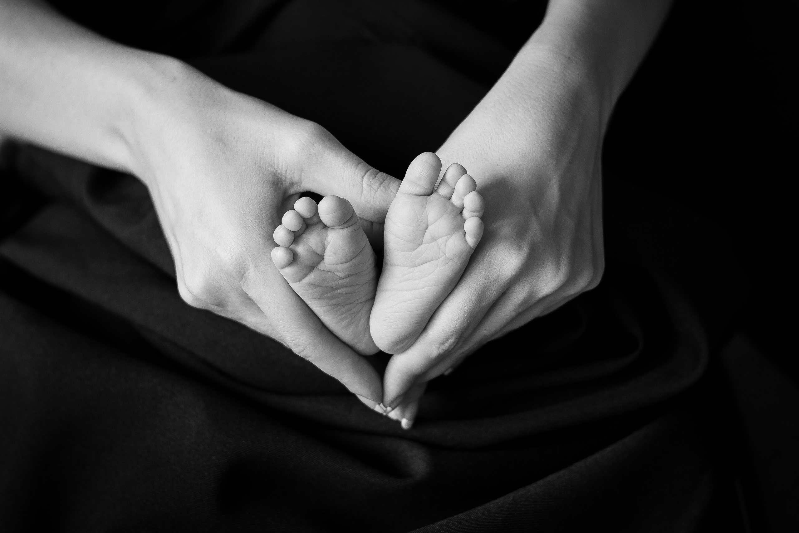 Таинственные чёрно-белые снимки новорождённых крох и кадры с руками родителей