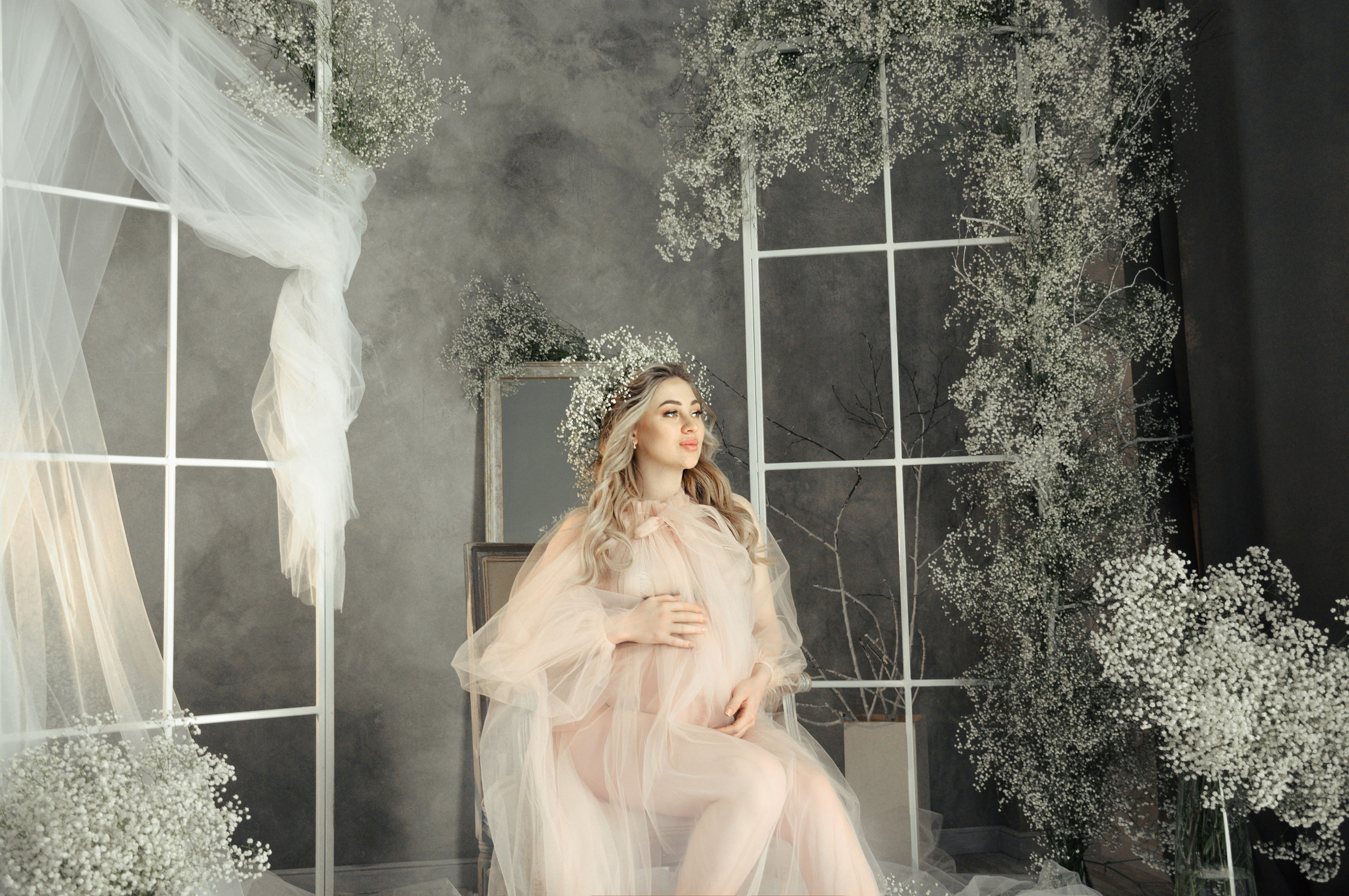 Валерия в зале Грей с гипсофилой. Семейный и свадебный фотограф Галина Абакумова, фотосессии в Белгороде