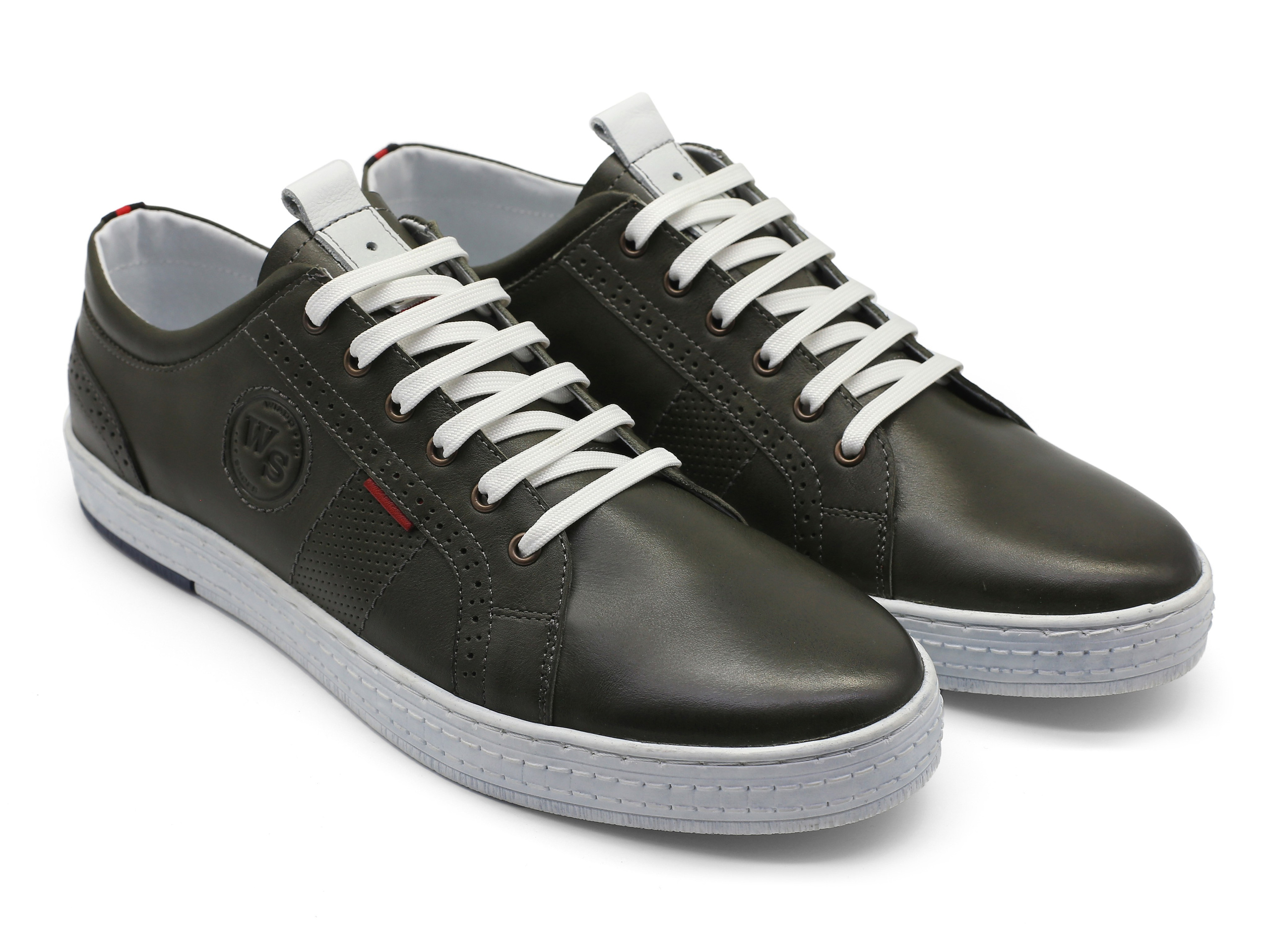 Обувь для каталога и маркетплейсов. Предметный фотограф Александр Трузян