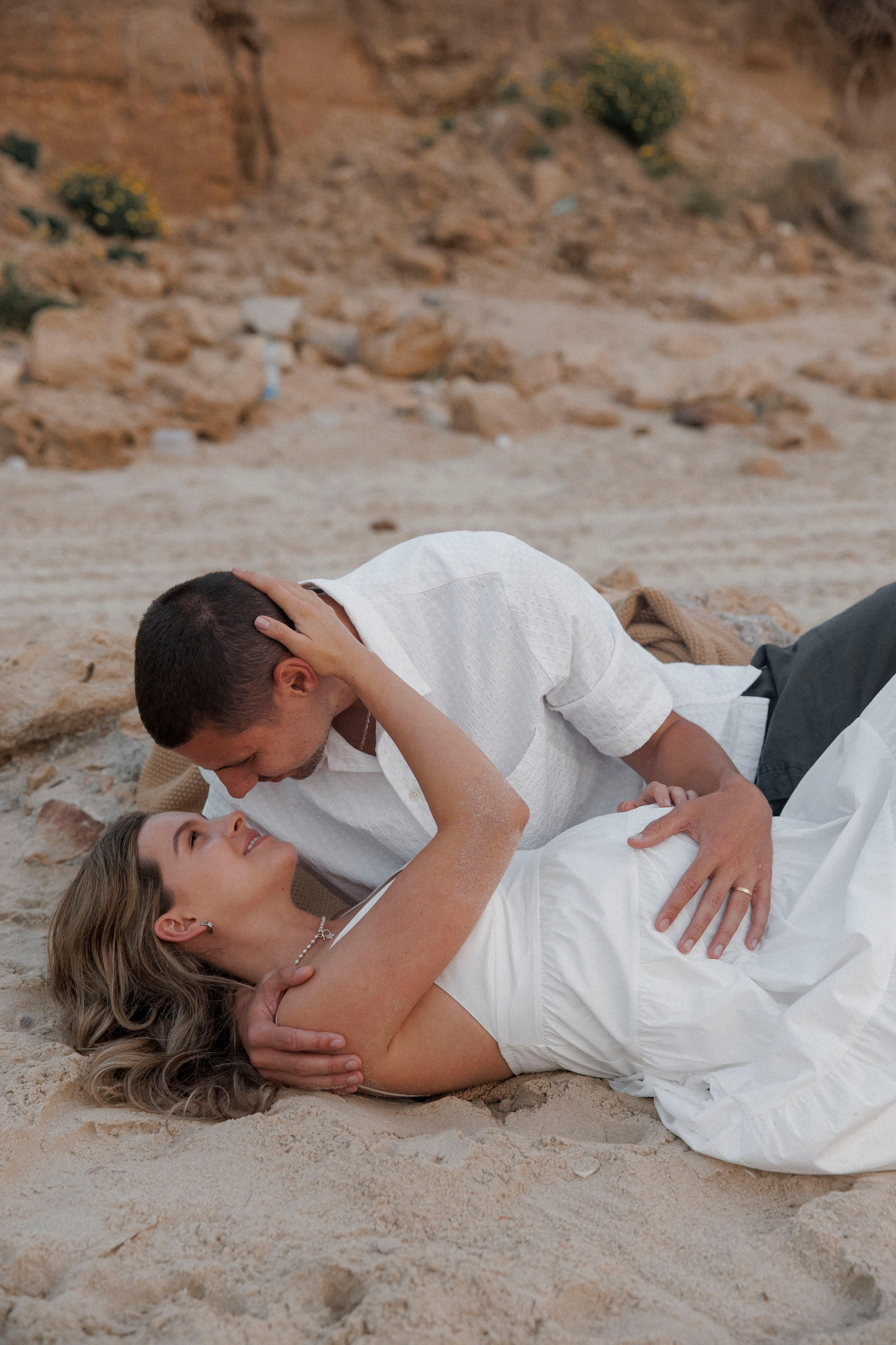 Pregnancy photoshoot near the sea (cloudy weather). Главная