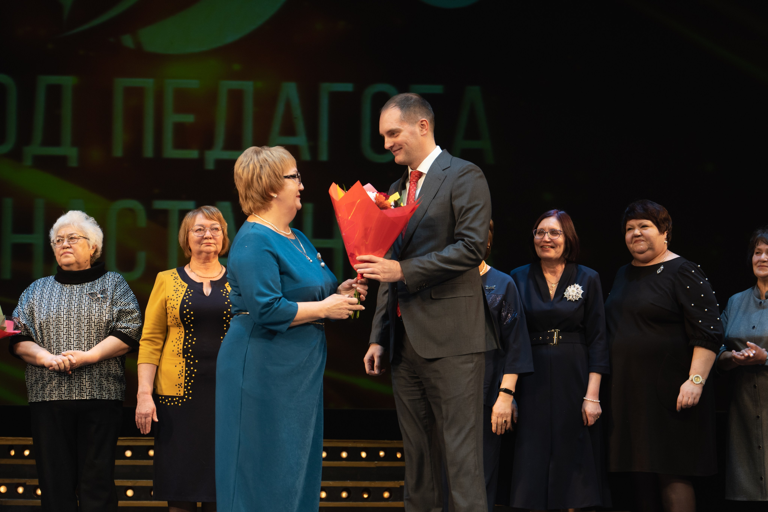 Музыкальный театр. Занимаюсь профессиональной фотографией и живу рядом с Байкалом. Работаю в разных жанрах