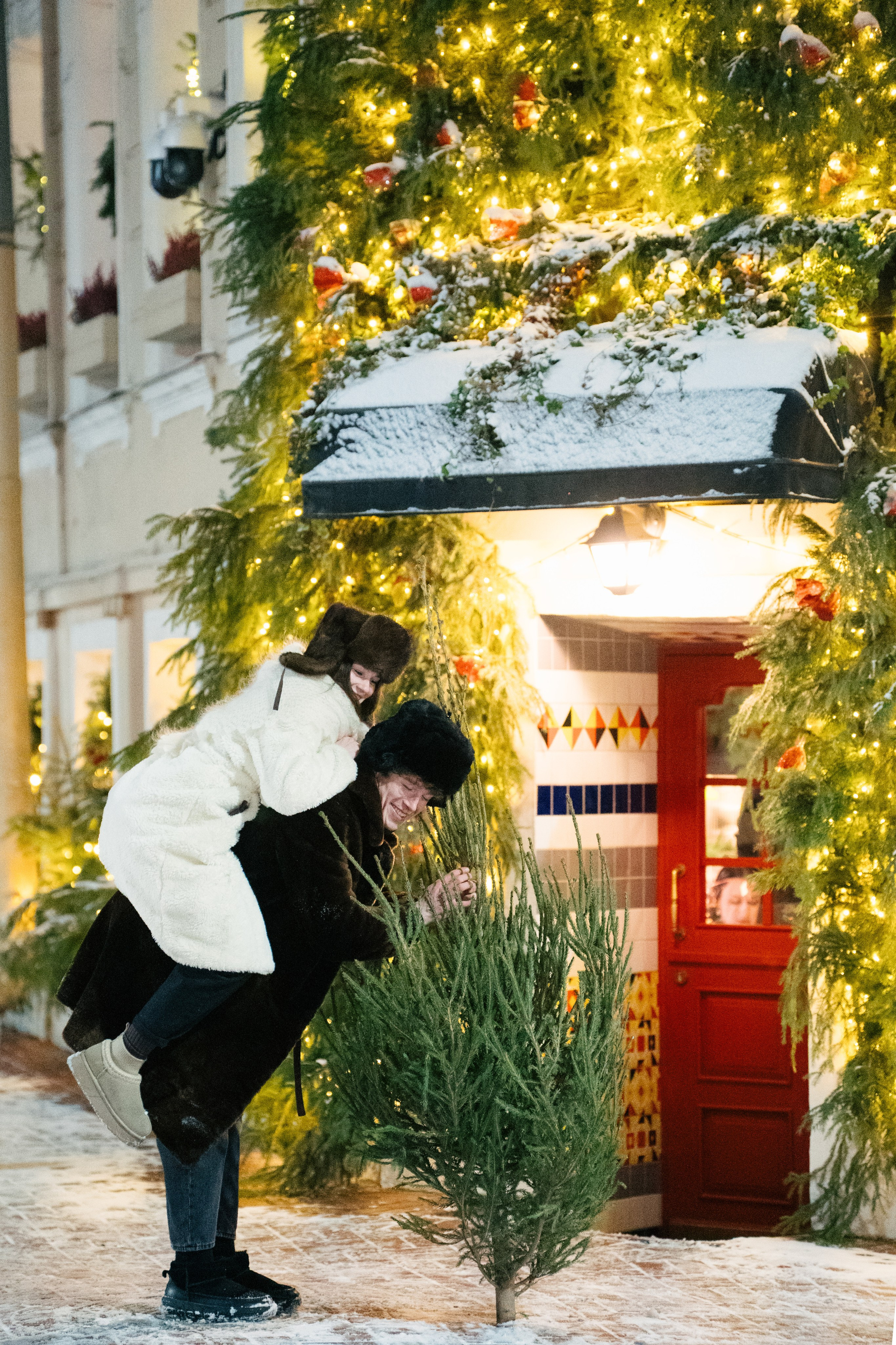 НОВОГОДНЯЯ ПРОГУЛКА ПАРЫ ПО ЧЕРНЫШЕВСКОЙ ПЕРЕД НОВЫМ ГОДОМ. Профессиональный фотограф, Санкт-Петербург — Виктория Богомолова