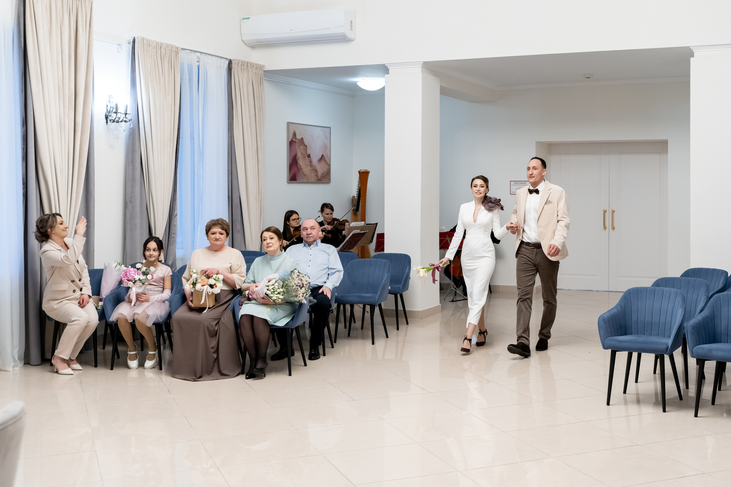 Свадебный фотограф в Москве. Свадебный фотограф Видное, Бутово, Домодедово, Щербинка, Царицыно. Свадебная фотосессия и сборы невесты в отеле Soluxe. Регистрация брака во дворце бракосочетания ВДНХ. Свадьба на ВДНХ. Свадебная фотосессия с ретро автомобилем Чайка. 