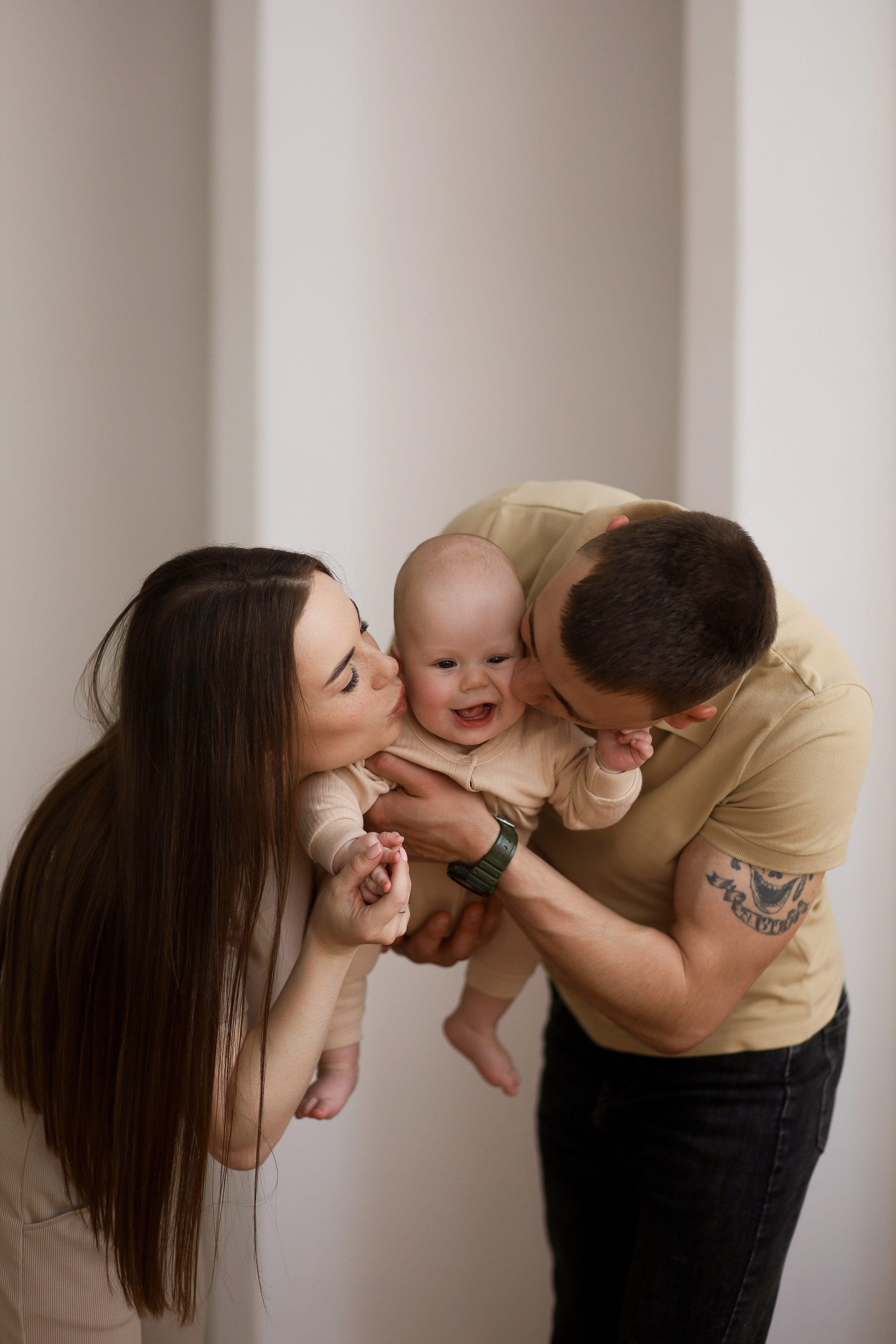 Семейная съёмка в белом зале. ФОТОГРАФ ХАБАРОВСК АНАСТАСИЯ РАЧЕНКОВА