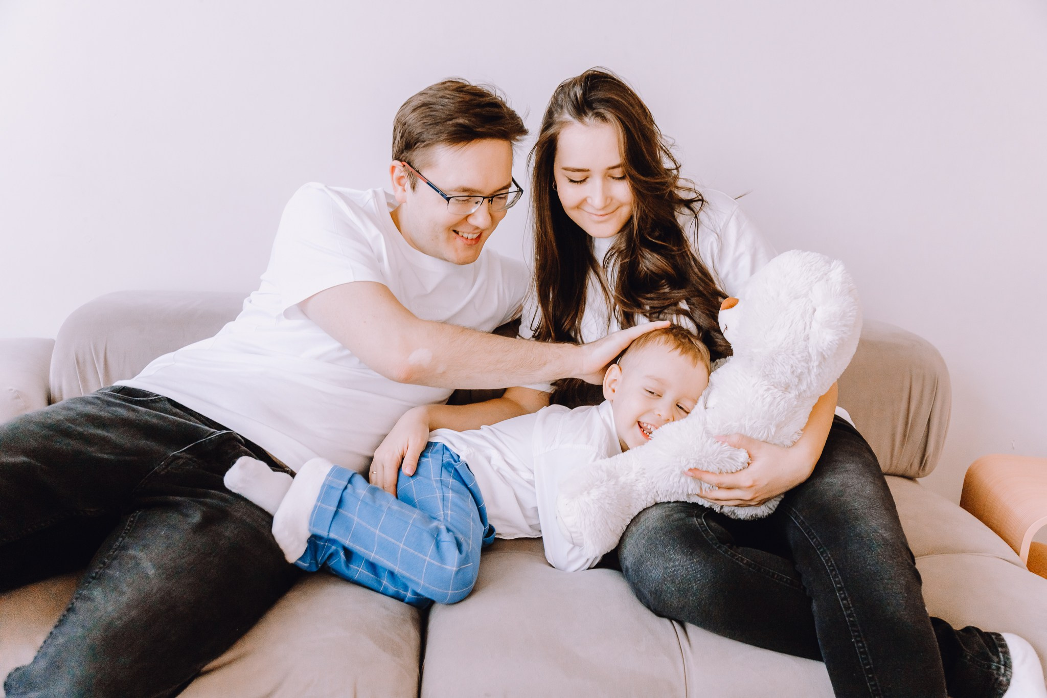 Лева и его родители 🦁. Репортажный и семейный фотограф в Москве