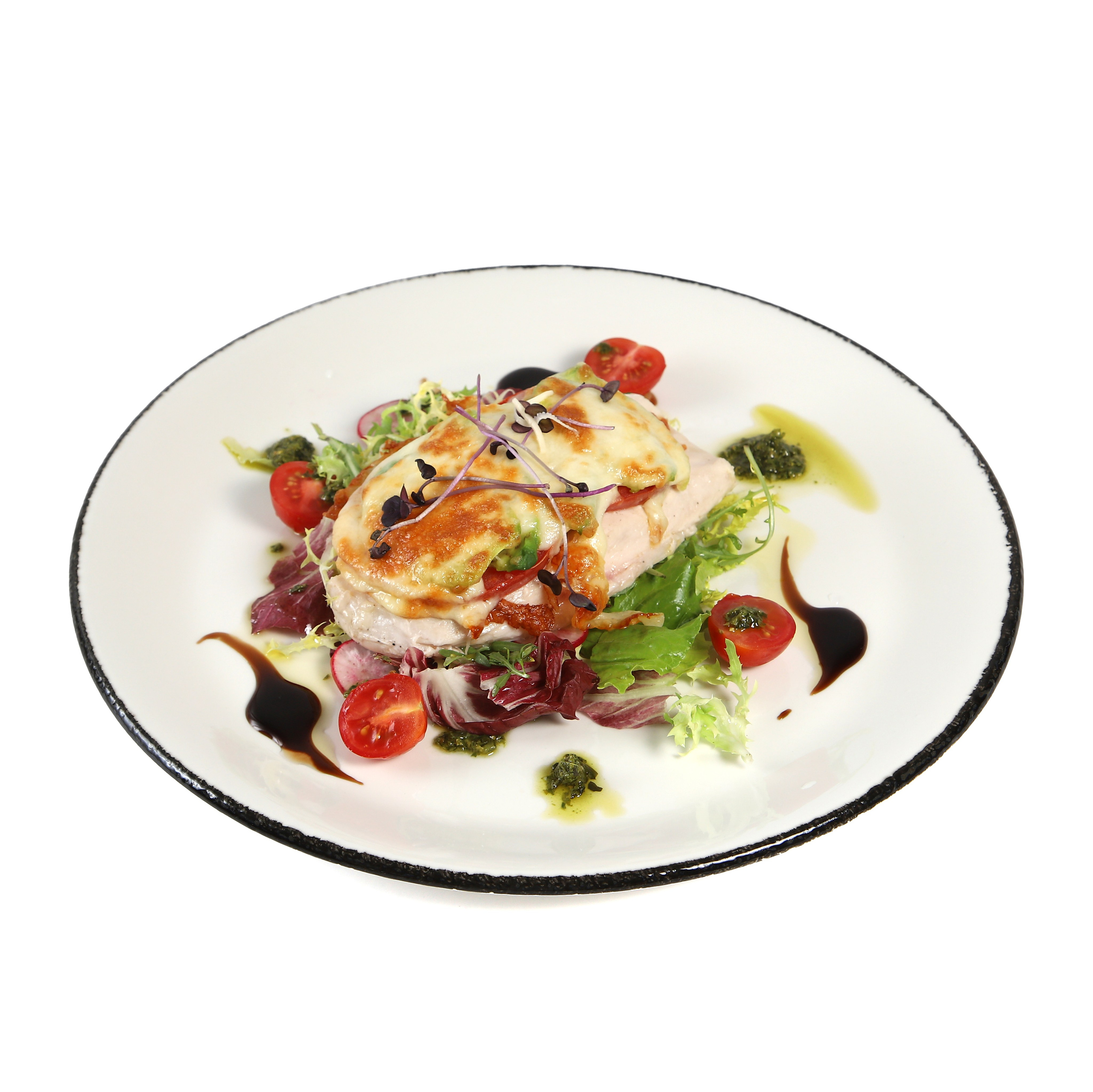 Фуд-фотография куриного филе с овощами и соусом.