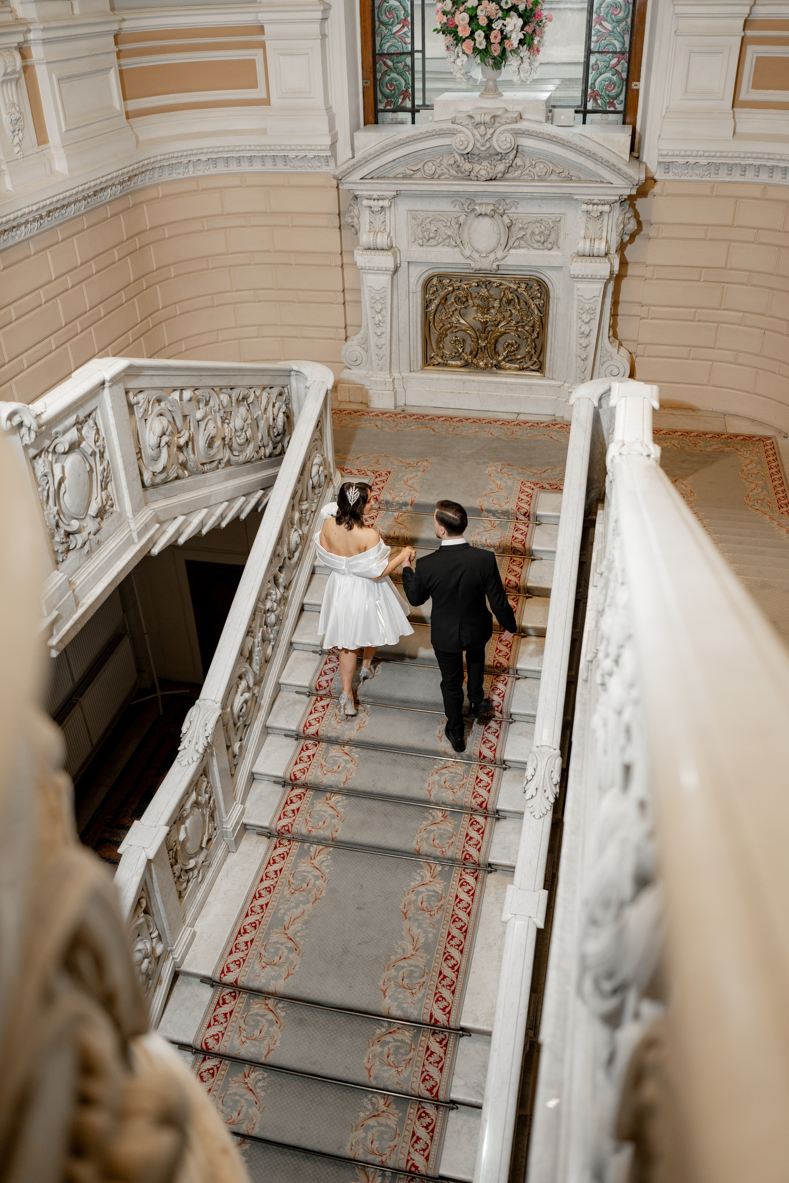 Свадебная фотосессия на Вокзале и рядом с Исаакиевским собором. Свадебный фотограф Александр Невский в Санкт-Петербурге